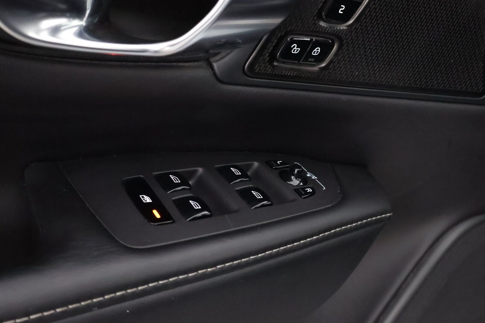 Volvo V90 2019 T8 AWD Inscription aut - Webasto / Harman&Kardon / Adapt.Vakkari / Panorama/ Koukku / HUD / 360-Kamera / Nahkapenkit Muistilla / Supervarusteet!