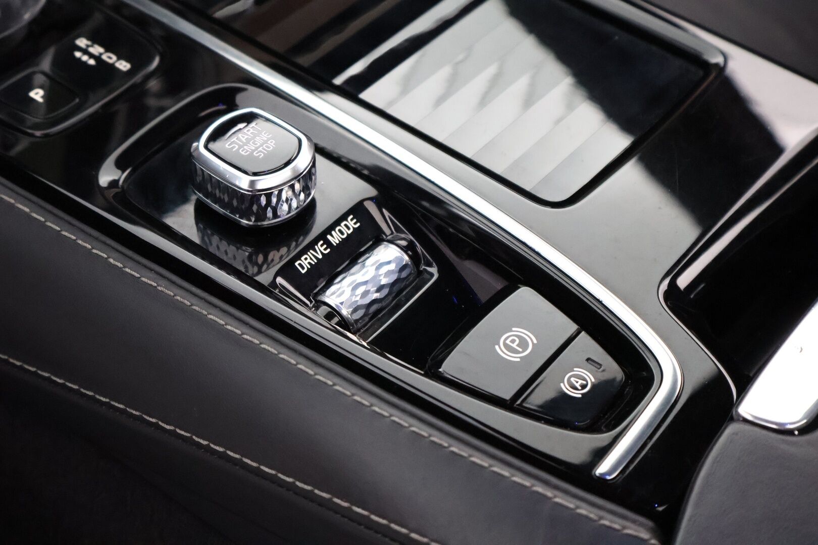 Volvo V90 2019 T8 AWD Inscription aut - Webasto / Harman&Kardon / Adapt.Vakkari / Panorama/ Koukku / HUD / 360-Kamera / Nahkapenkit Muistilla / Supervarusteet!