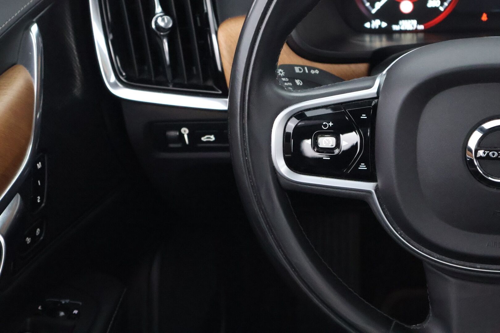 Volvo V90 2019 T8 AWD Inscription aut - Webasto / Harman&Kardon / Adapt.Vakkari / Panorama/ Koukku / HUD / 360-Kamera / Nahkapenkit Muistilla / Supervarusteet!