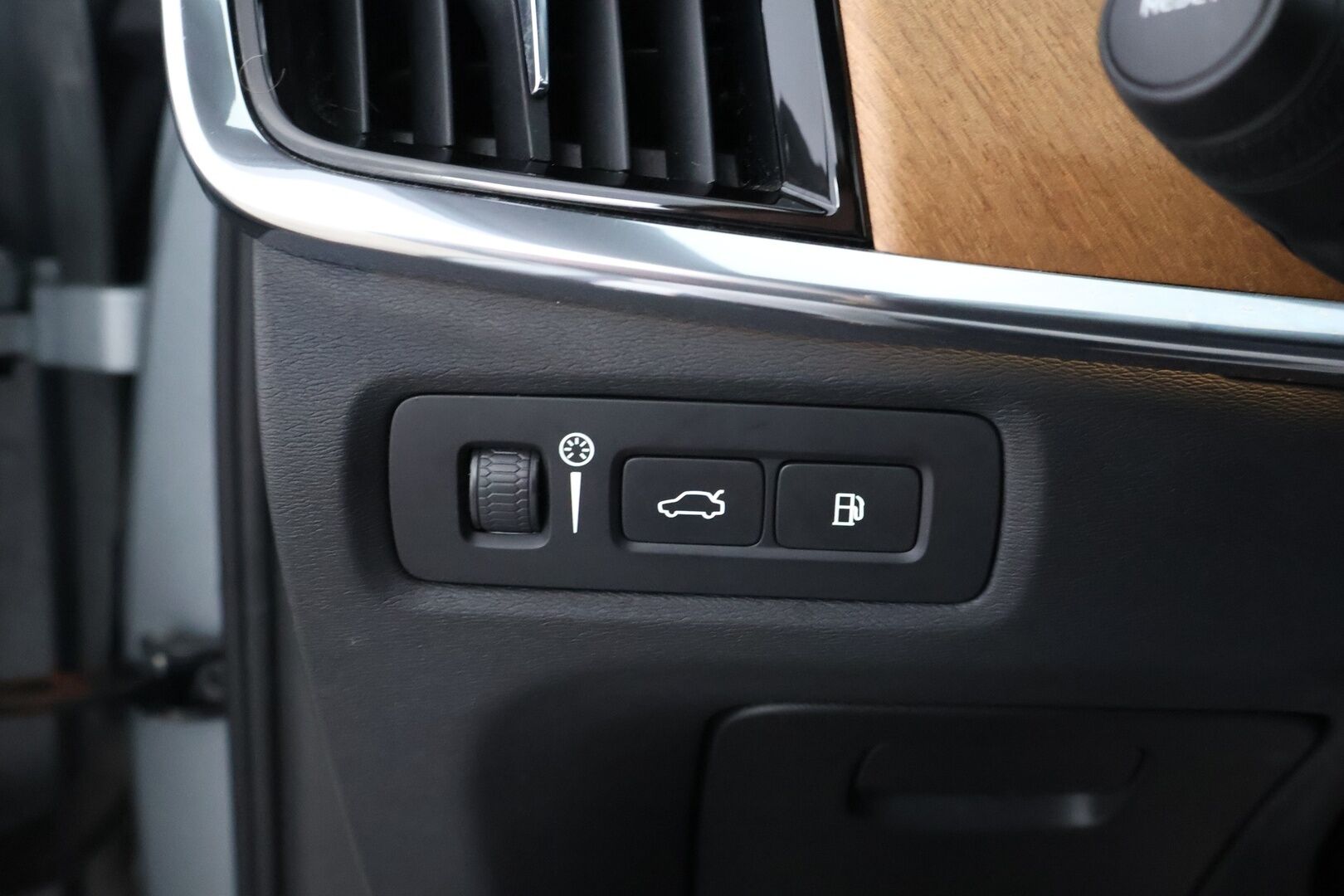 Volvo V90 2019 T8 AWD Inscription aut - Webasto / Harman&Kardon / Adapt.Vakkari / Panorama/ Koukku / HUD / 360-Kamera / Nahkapenkit Muistilla / Supervarusteet!