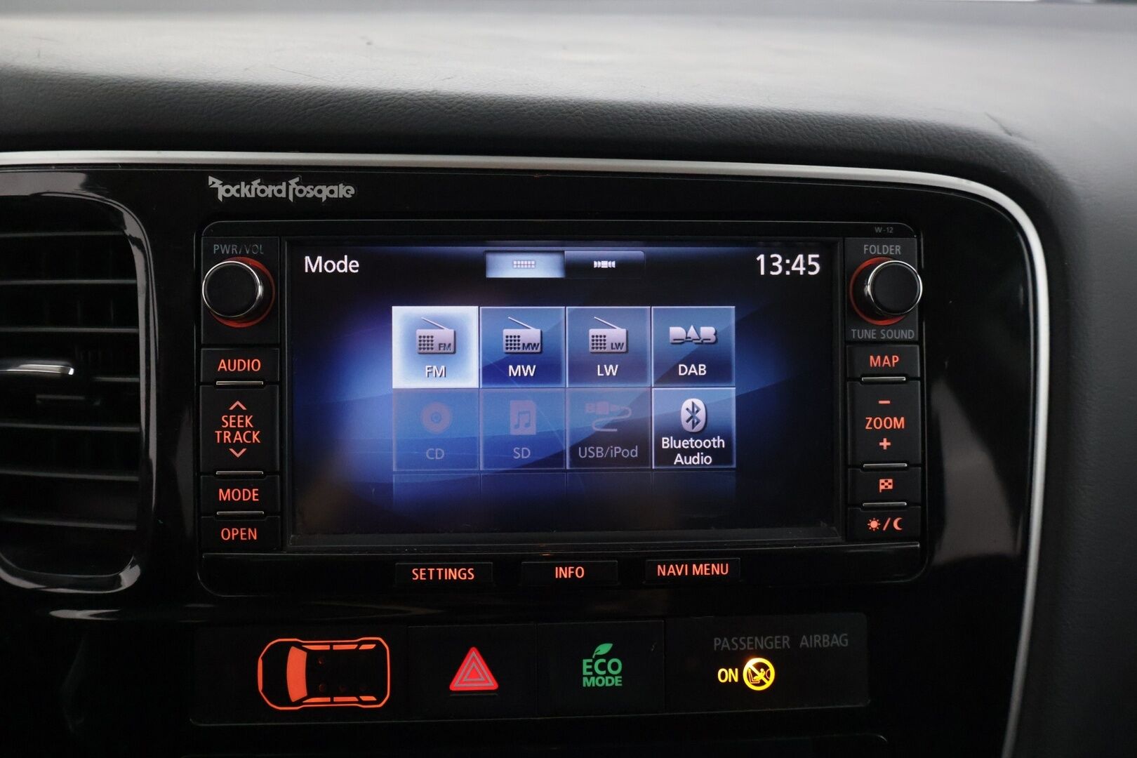 Mitsubishi Outlander PHEV 2014 Instyle Navi 4WD 5P  * / Vetokoukku / Sähköluukku / Vakkari / Neliveto / Rockford Audio / * - Vetokoukullinen neliveto