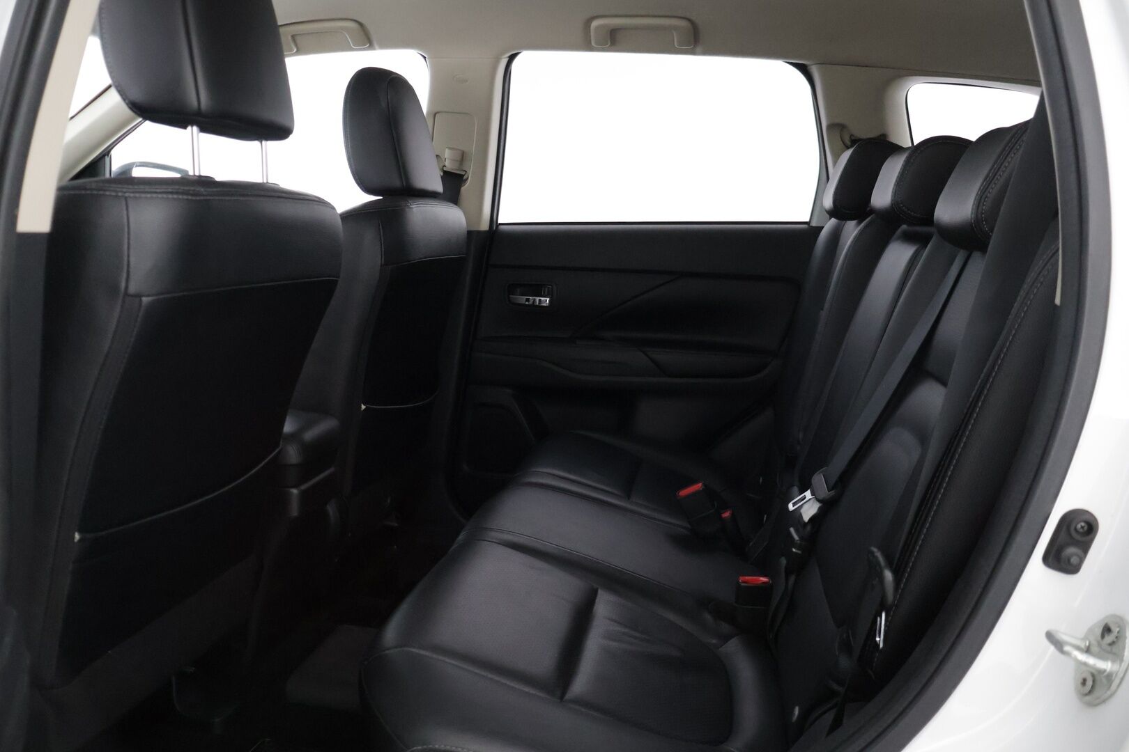 Mitsubishi Outlander PHEV 2014 Instyle Navi 4WD 5P  * / Vetokoukku / Sähköluukku / Vakkari / Neliveto / Rockford Audio / * - Vetokoukullinen neliveto