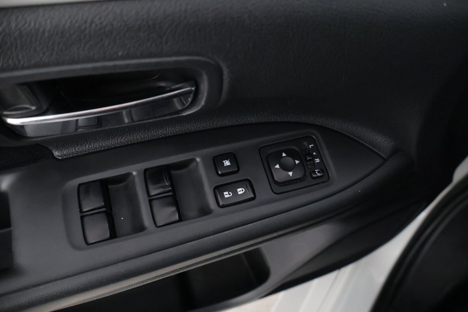 Mitsubishi Outlander PHEV 2014 Instyle Navi 4WD 5P  * / Vetokoukku / Sähköluukku / Vakkari / Neliveto / Rockford Audio / * - Vetokoukullinen neliveto