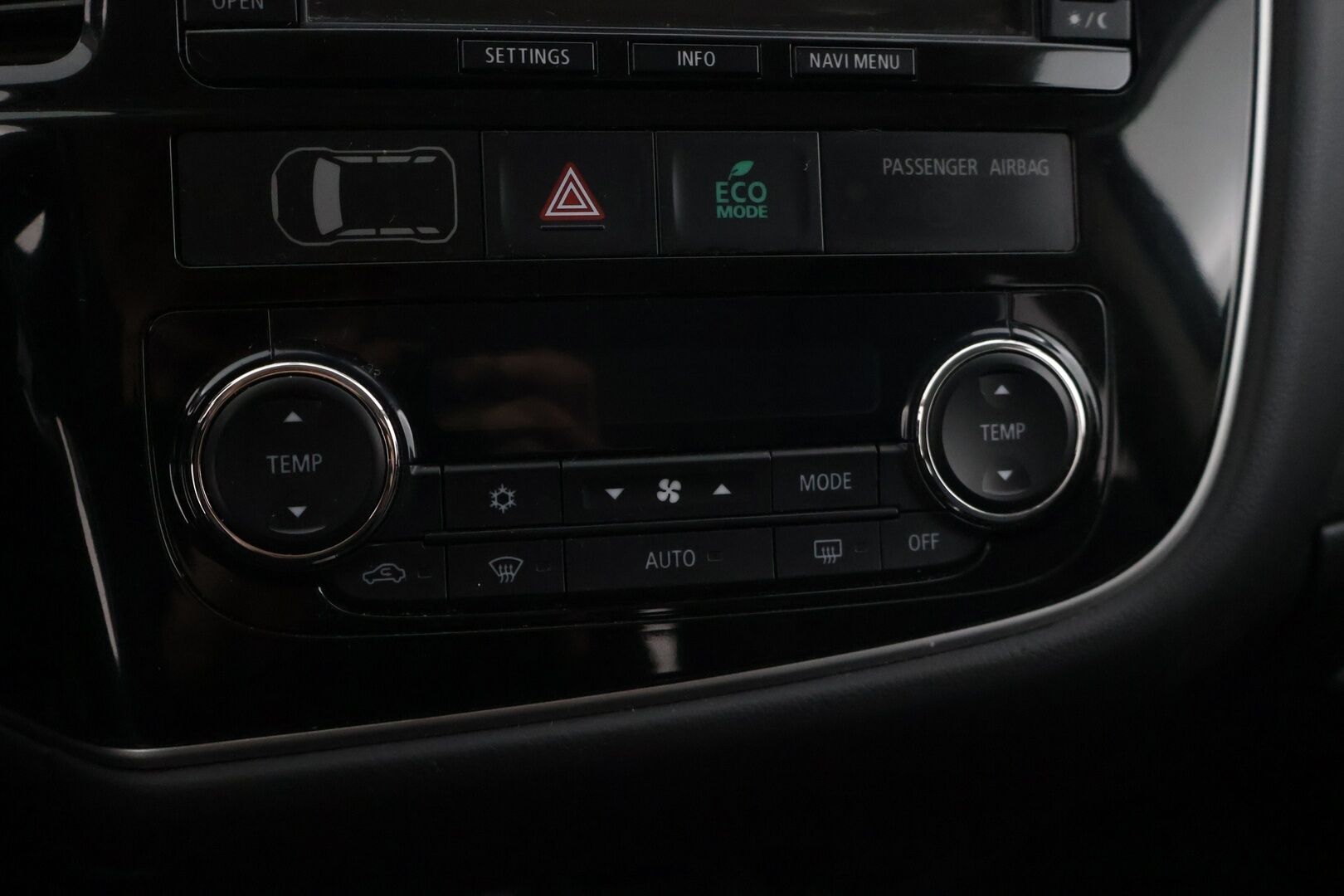 Mitsubishi Outlander PHEV 2014 Instyle Navi 4WD 5P  * / Vetokoukku / Sähköluukku / Vakkari / Neliveto / Rockford Audio / * - Vetokoukullinen neliveto