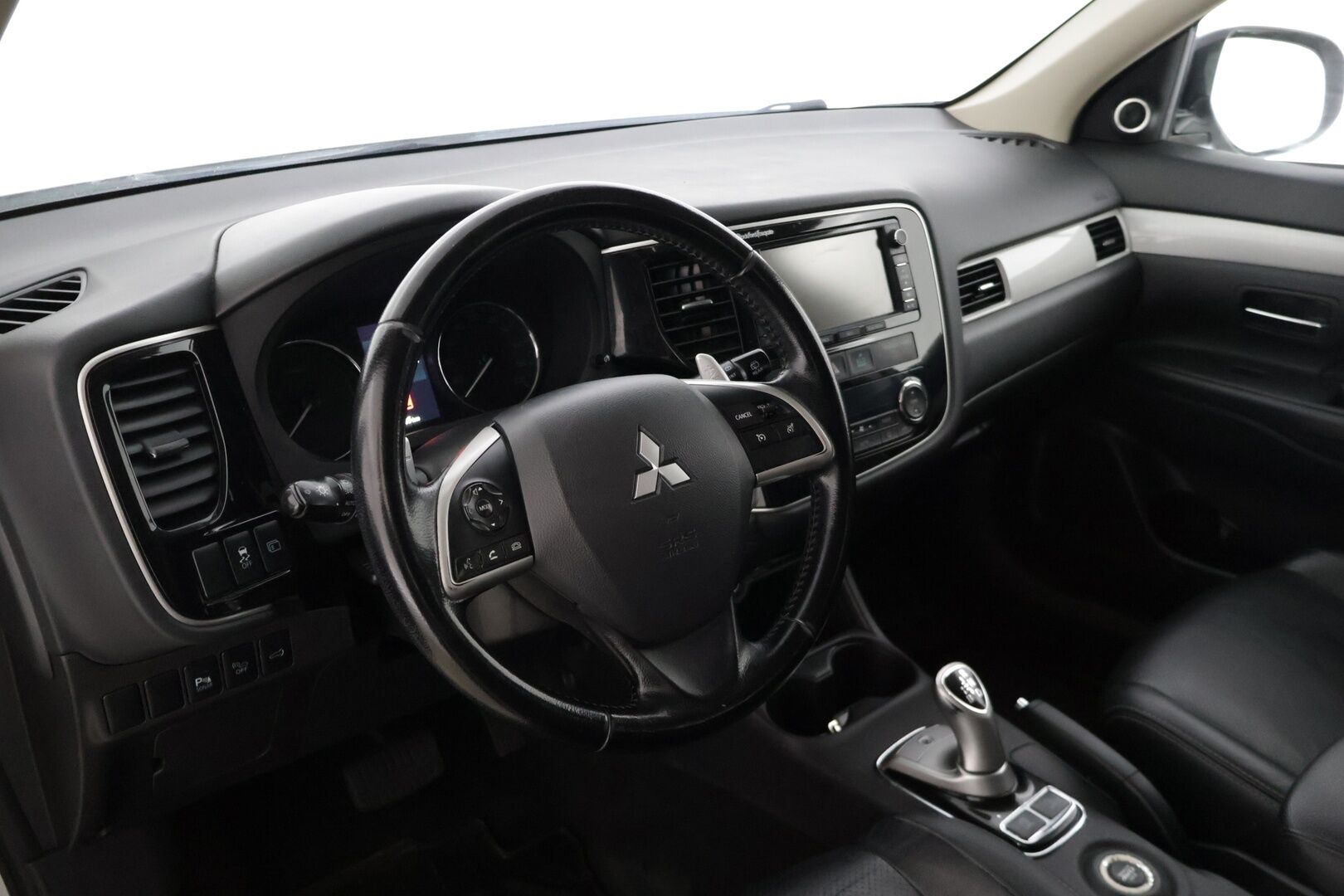 Mitsubishi Outlander PHEV 2014 Instyle Navi 4WD 5P  * / Vetokoukku / Sähköluukku / Vakkari / Neliveto / Rockford Audio / * - Vetokoukullinen neliveto