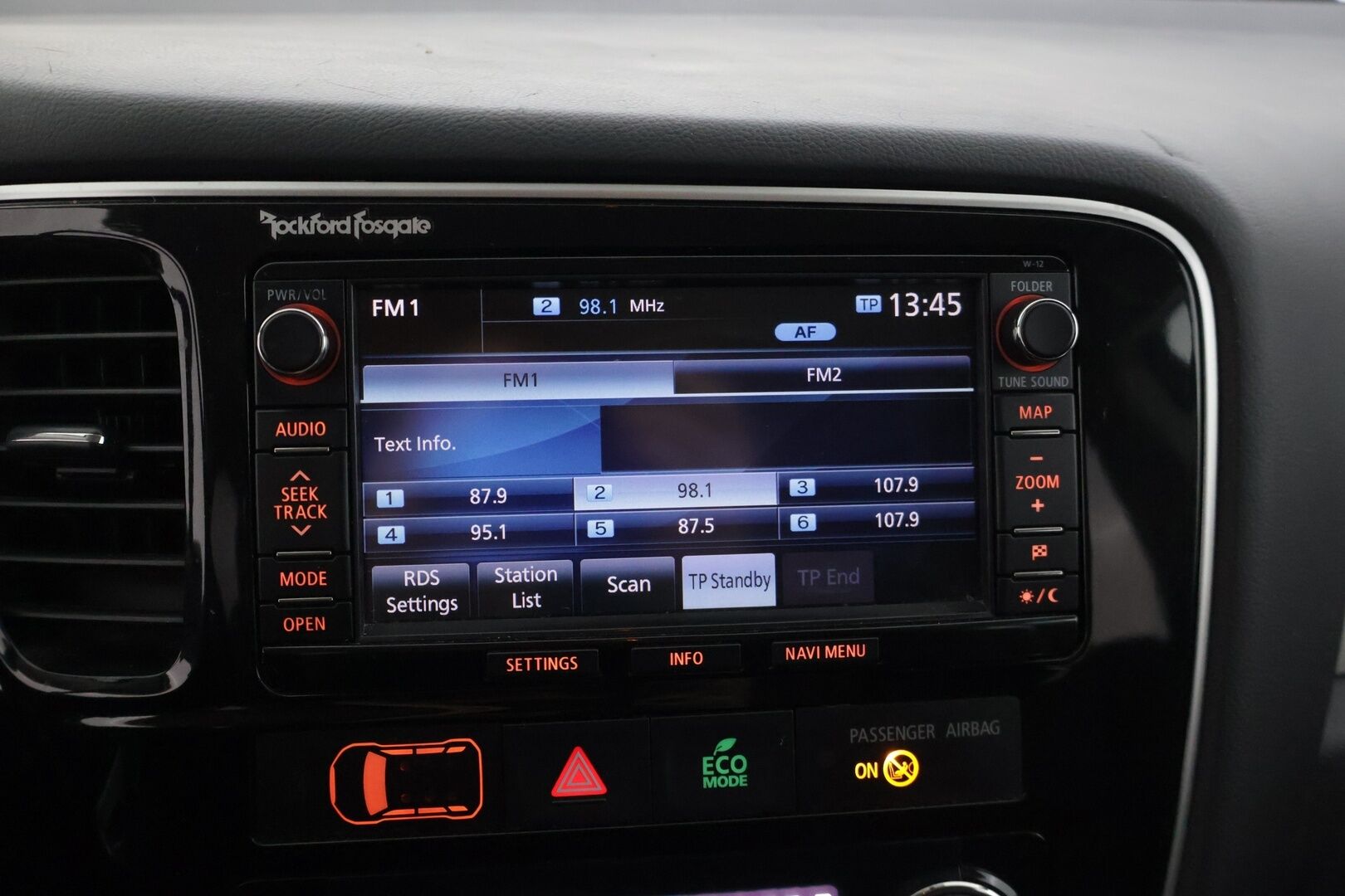 Mitsubishi Outlander PHEV 2014 Instyle Navi 4WD 5P  * / Vetokoukku / Sähköluukku / Vakkari / Neliveto / Rockford Audio / * - Vetokoukullinen neliveto