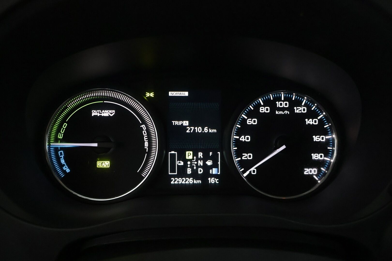 Mitsubishi Outlander PHEV 2014 Instyle Navi 4WD 5P  * / Vetokoukku / Sähköluukku / Vakkari / Neliveto / Rockford Audio / * - Vetokoukullinen neliveto