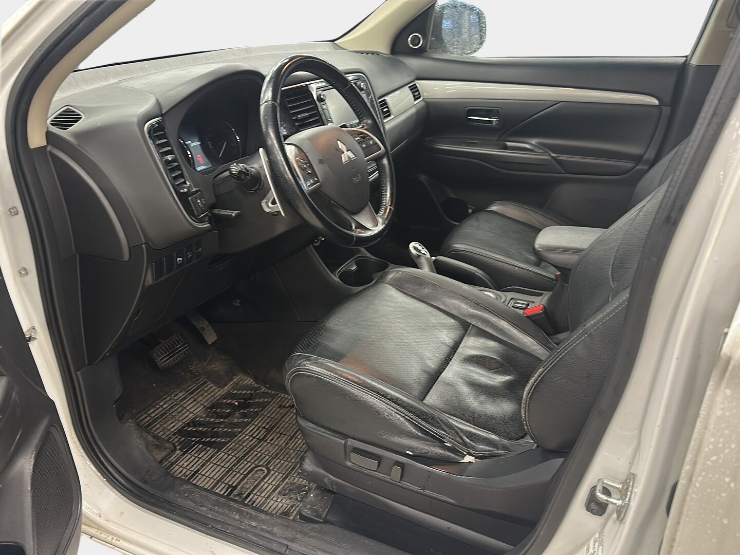 Mitsubishi Outlander 2014 MITSUBISHI OUTLANDER Farmari (AC) 4ov 1998cm3  *Yritys Outlet - Myydään vain yrityksille / Vetokoukku / Sähköluukku / Vakkari / Neliveto / Rockford Audio / * - Neliveto peli vetokoukulla