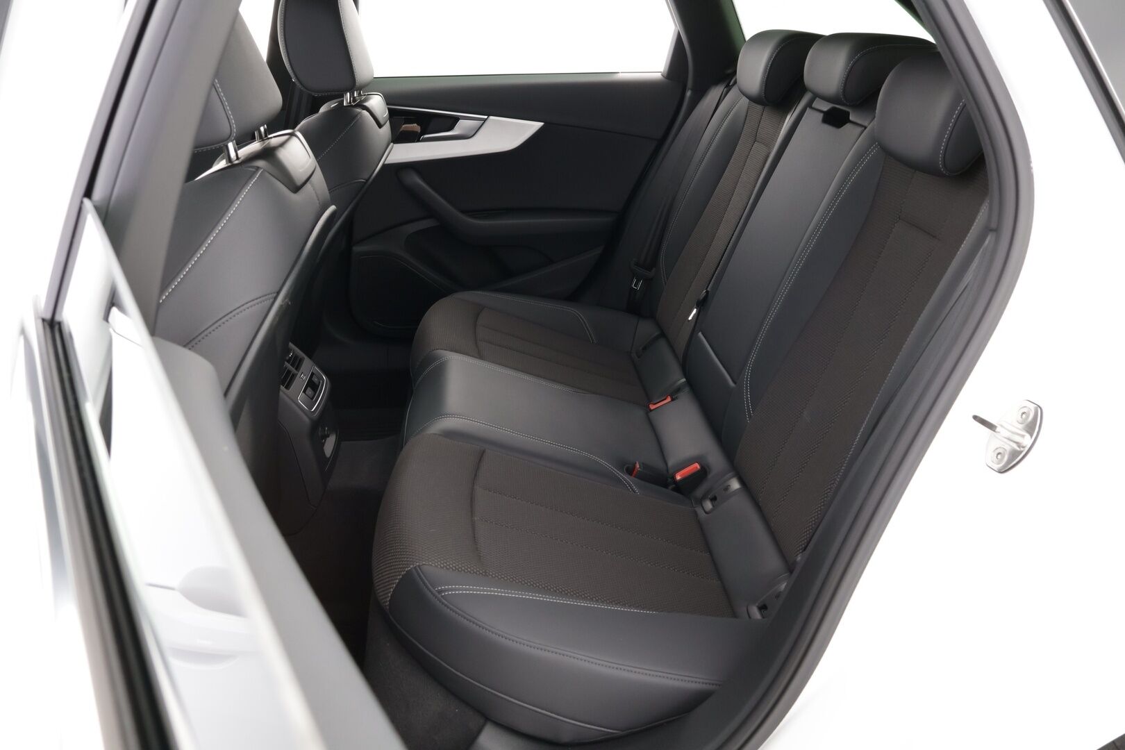 Audi A4 2023 Avant 40 TFSI 150 kW MHEV quattro S tronic S Line - S LINE | Suomiauto | ACC | Matrix LED | Digital Cockpit | Peruutuskamera | Vetokoukku | Puolinahka Sporttipenkit | Audi Sound System | Huippuvarusteet!