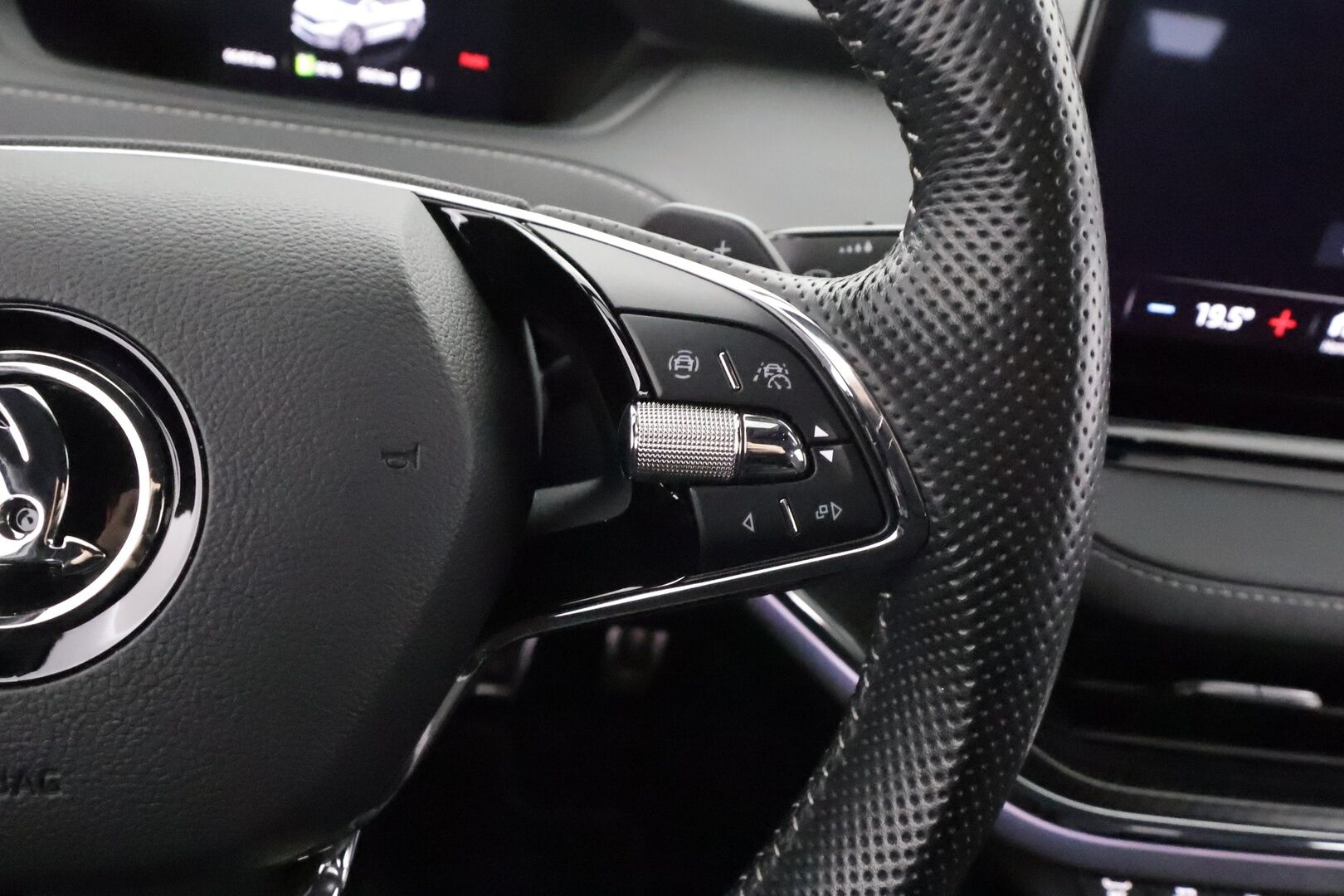 Skoda Enyaq 2022 80iV Sportline - | HUD | ACC | Muistipenkki | 360° | ILP | Matrix-LED | Keyless | Navi | Kaistavahti | Kahdet renkaat | Merkkihuollot | 2x Latauskaapelit |