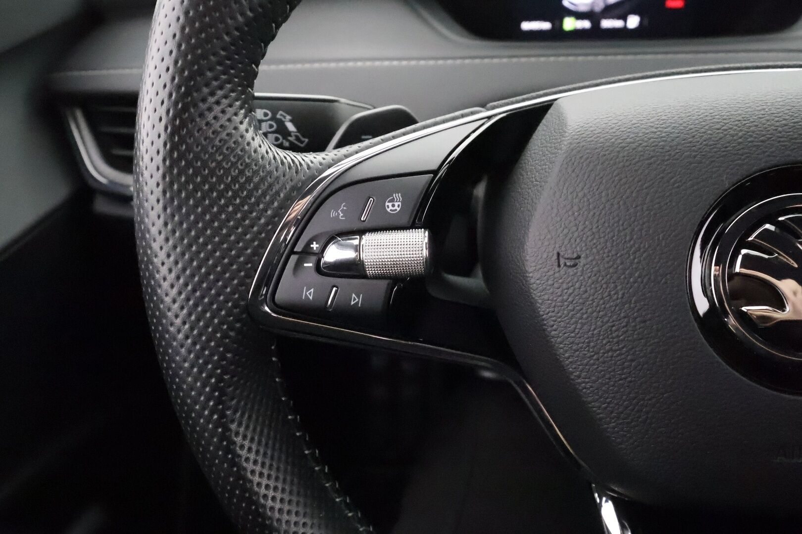 Skoda Enyaq 2022 80iV Sportline - | HUD | ACC | Muistipenkki | 360° | ILP | Matrix-LED | Keyless | Navi | Kaistavahti | Kahdet renkaat | Merkkihuollot | 2x Latauskaapelit |