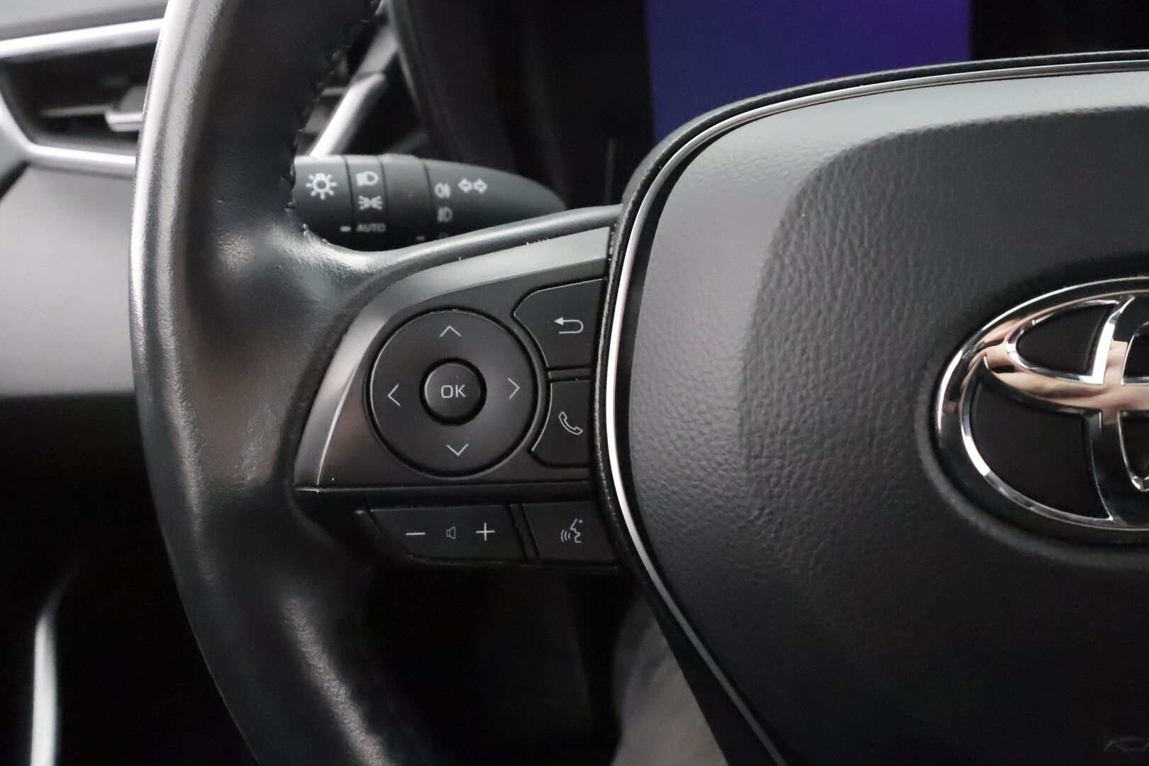 Toyota Corolla 2022 Touring Sports 1,8 Hybrid Active Business - | ACC | Webasto | Puolinahat | Sähköluukku | LED | Keyless | Ratinlämmitin | Kahdet renkaat aluvanteilla | Merkkihuollettu |