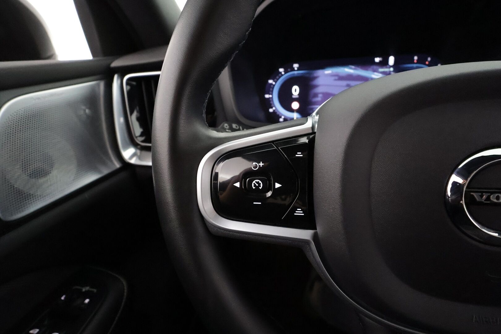 Volvo S60 2023 B5 AWD MHEV Business Plus Dark aut * Bowers&Wilkins / Webasto / Muistipenkit / Pilot Assist / Koukku / P.kamera / Sporttipenkit * - Merkkihuollettu / Suomi-auto / Kahdet renkaat