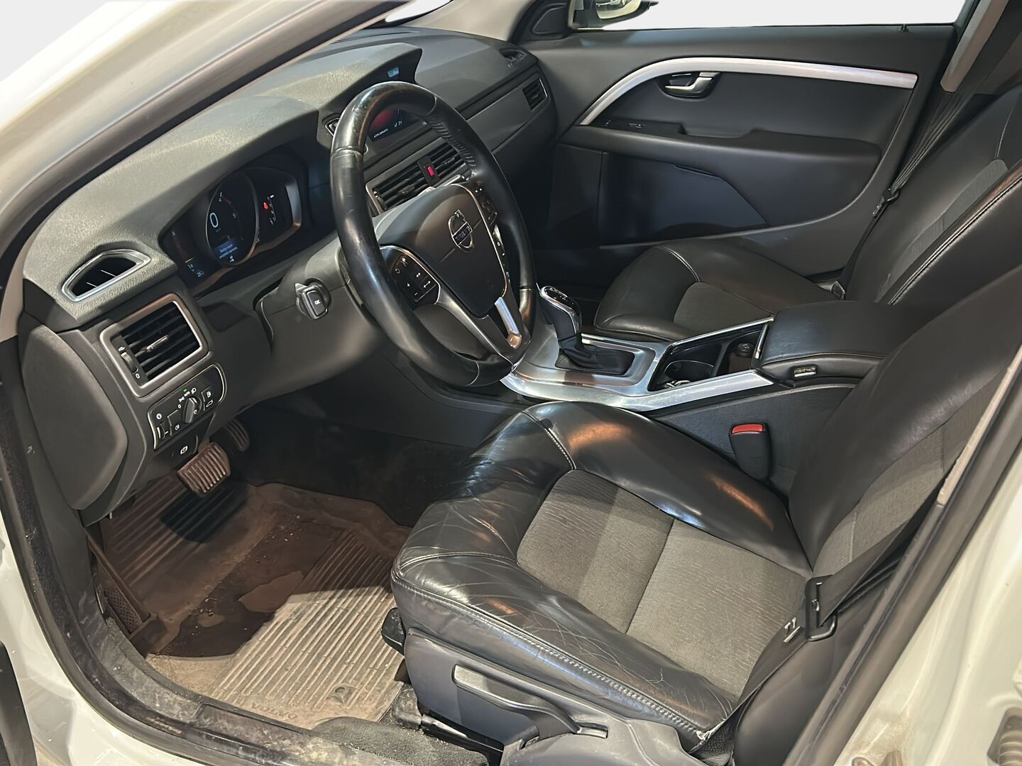Volvo V70 2016 D4 Momentum aut * Webasto / Adapt.Vakkari / Vetokoukku / Kaukovaloautomatiikka / Lohko&Sisäpistoke / Puolinahkasisusta - High Perf Audio / Navi / Huippuvarusteet!