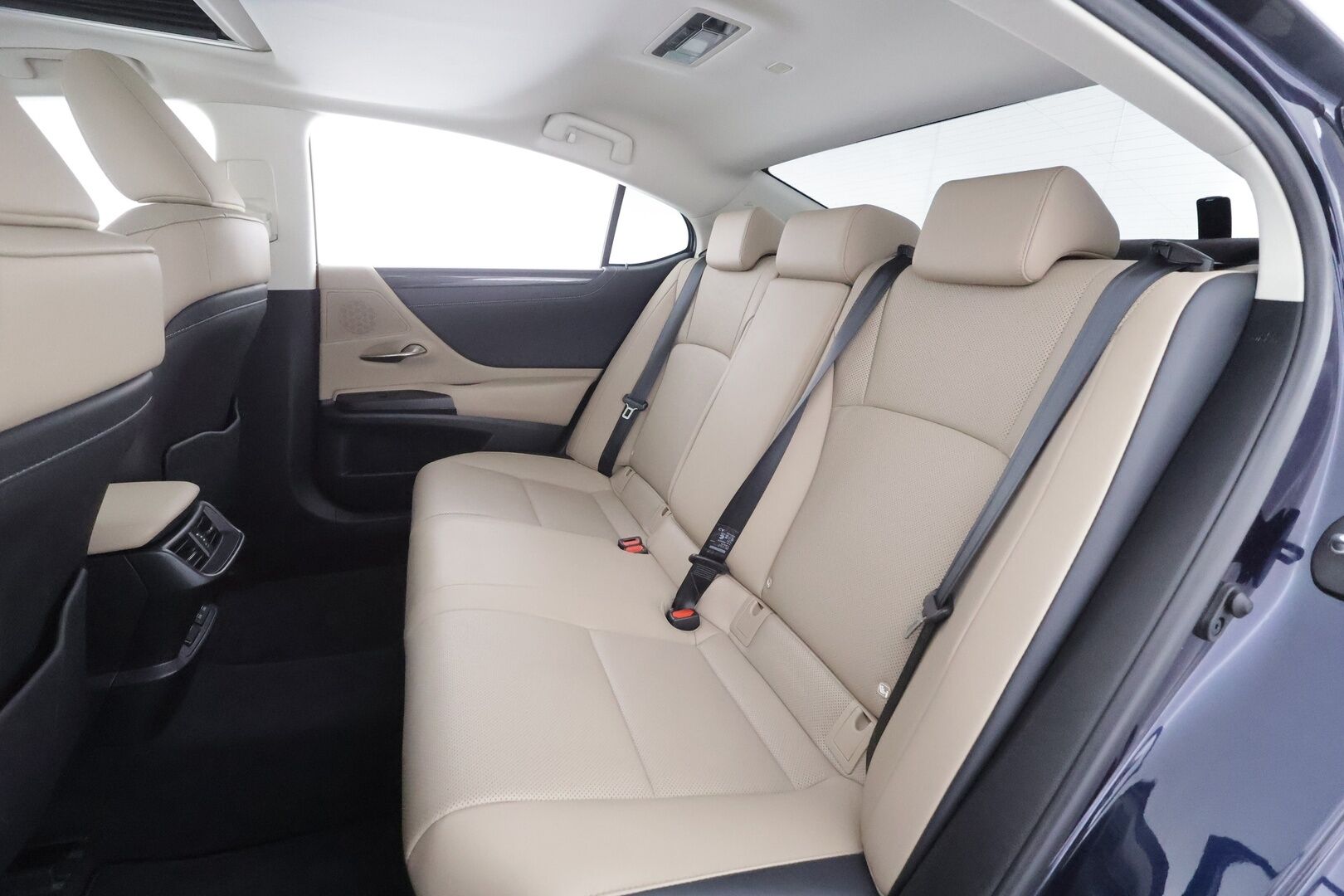 Lexus ES 2020 300h Comfort - | ACC | Lohko+Sisä | Lasikattoluukku | P.Kamera | Sähköpenkit | Kaistavahti | Bi-LED | Navi | Keyless | Nahat | Suomi-auto | Kahdet renkaat aluvanteilla | Merkkihuollettu | Juuri huollettu |