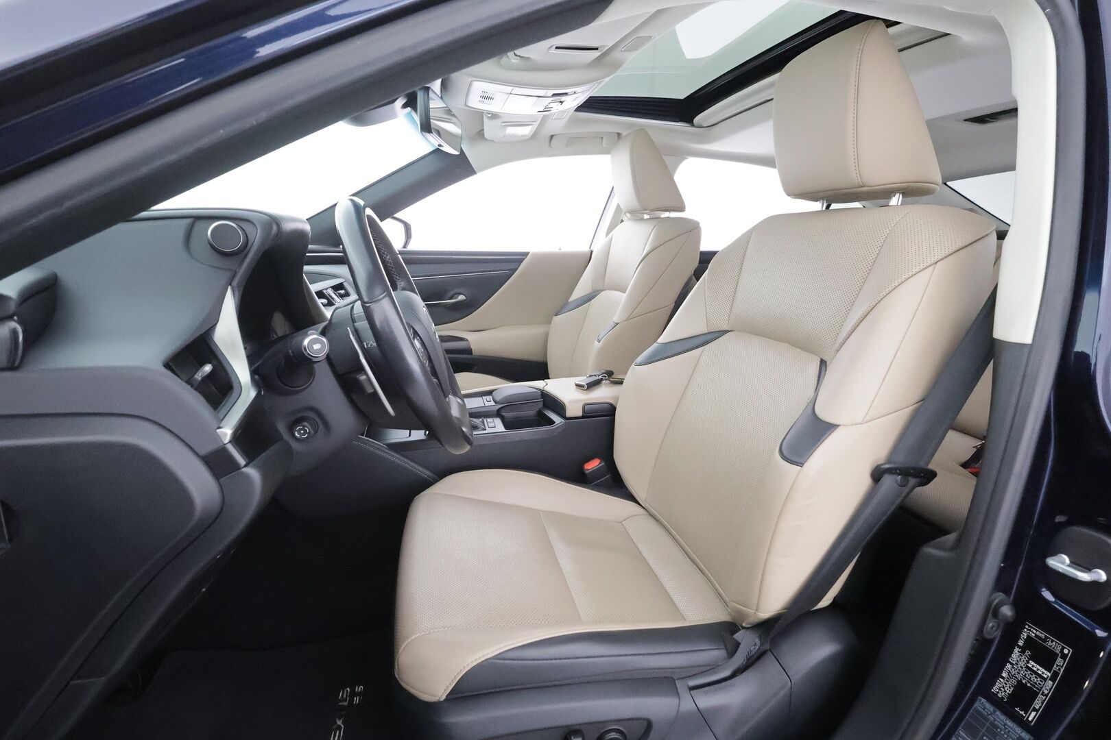 Lexus ES 2020 300h Comfort - | ACC | Lohko+Sisä | Lasikattoluukku | P.Kamera | Sähköpenkit | Kaistavahti | Bi-LED | Navi | Keyless | Nahat | Suomi-auto | Kahdet renkaat aluvanteilla | Merkkihuollettu | Juuri huollettu |