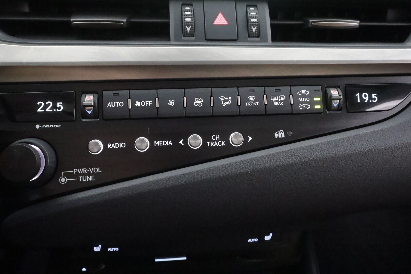 Lexus ES 2020 300h Comfort - | ACC | Lohko+Sisä | Lasikattoluukku | P.Kamera | Sähköpenkit | Kaistavahti | Bi-LED | Navi | Keyless | Nahat | Suomi-auto | Kahdet renkaat aluvanteilla | Merkkihuollettu | Juuri huollettu |