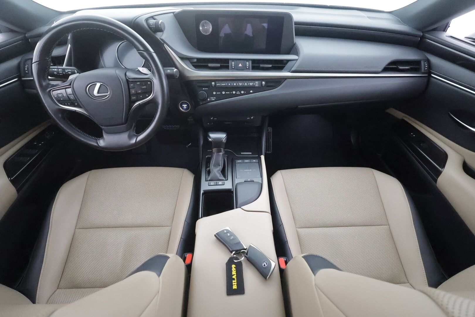 Lexus ES 2020 300h Comfort - | ACC | Lohko+Sisä | Lasikattoluukku | P.Kamera | Sähköpenkit | Kaistavahti | Bi-LED | Navi | Keyless | Nahat | Suomi-auto | Kahdet renkaat aluvanteilla | Merkkihuollettu | Juuri huollettu |
