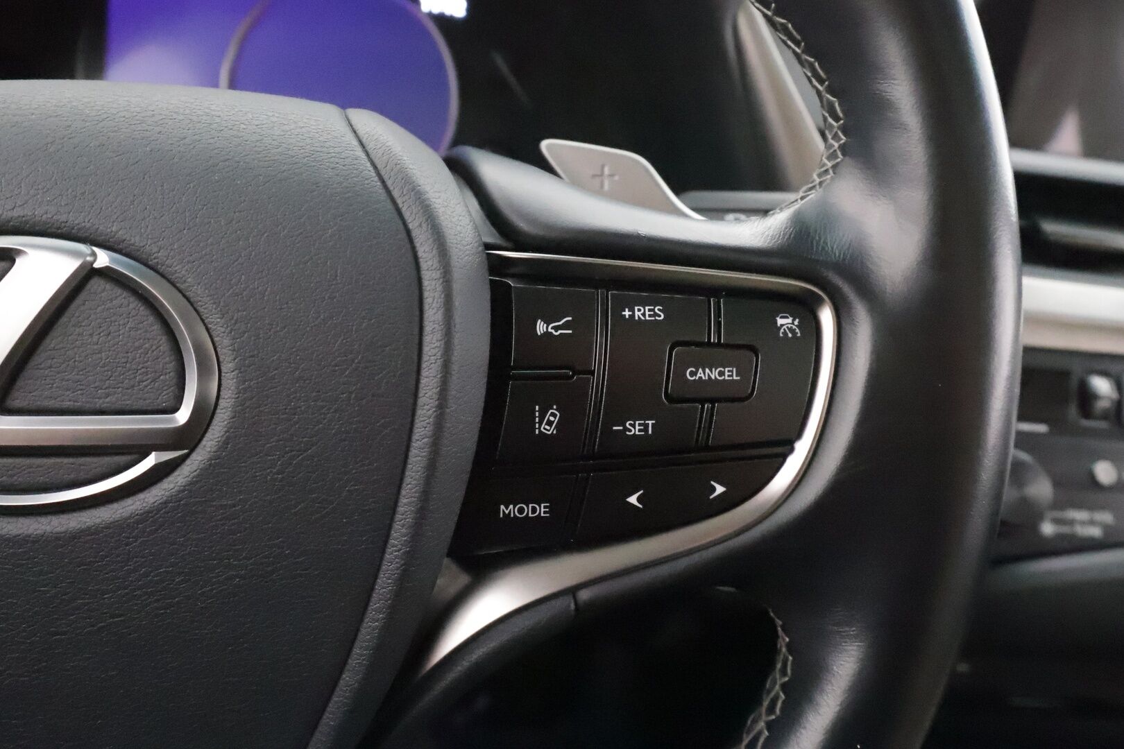 Lexus ES 2020 300h Comfort - | ACC | Lohko+Sisä | Lasikattoluukku | P.Kamera | Sähköpenkit | Kaistavahti | Bi-LED | Navi | Keyless | Nahat | Suomi-auto | Kahdet renkaat aluvanteilla | Merkkihuollettu | Juuri huollettu |