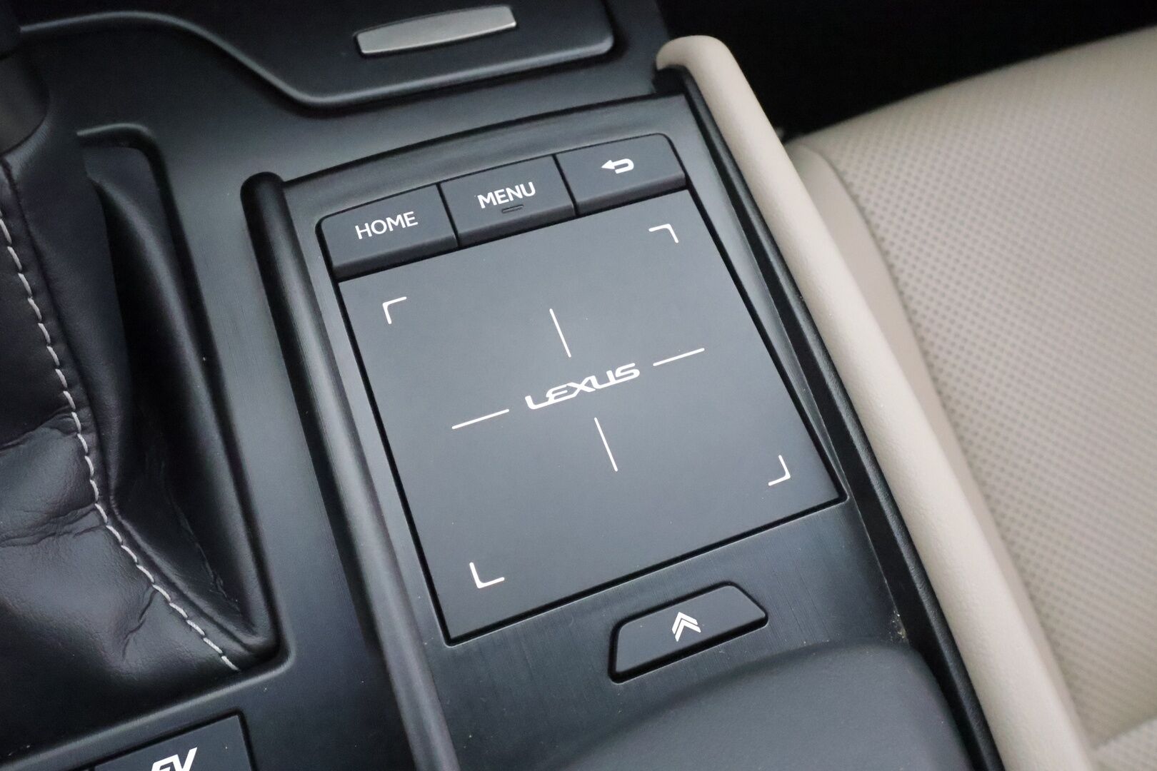 Lexus ES 2020 300h Comfort - | ACC | Lohko+Sisä | Lasikattoluukku | P.Kamera | Sähköpenkit | Kaistavahti | Bi-LED | Navi | Keyless | Nahat | Suomi-auto | Kahdet renkaat aluvanteilla | Merkkihuollettu | Juuri huollettu |