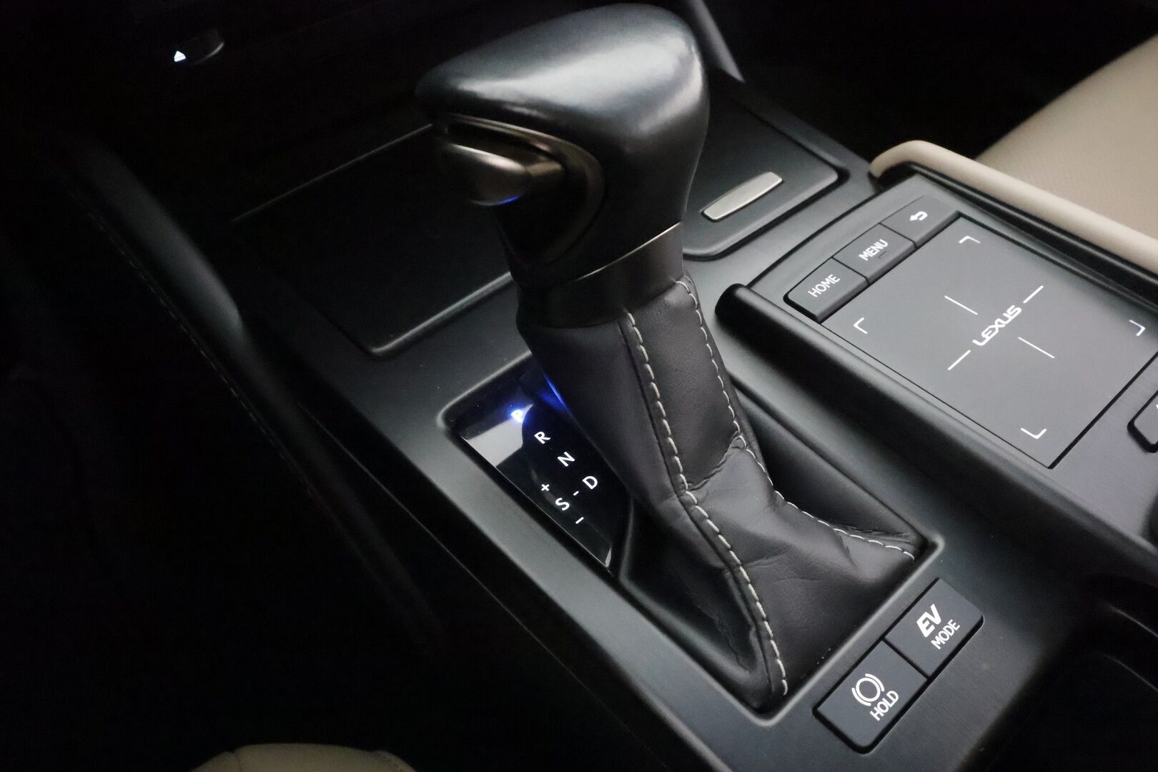 Lexus ES 2020 300h Comfort - | ACC | Lohko+Sisä | Lasikattoluukku | P.Kamera | Sähköpenkit | Kaistavahti | Bi-LED | Navi | Keyless | Nahat | Suomi-auto | Kahdet renkaat aluvanteilla | Merkkihuollettu | Juuri huollettu |