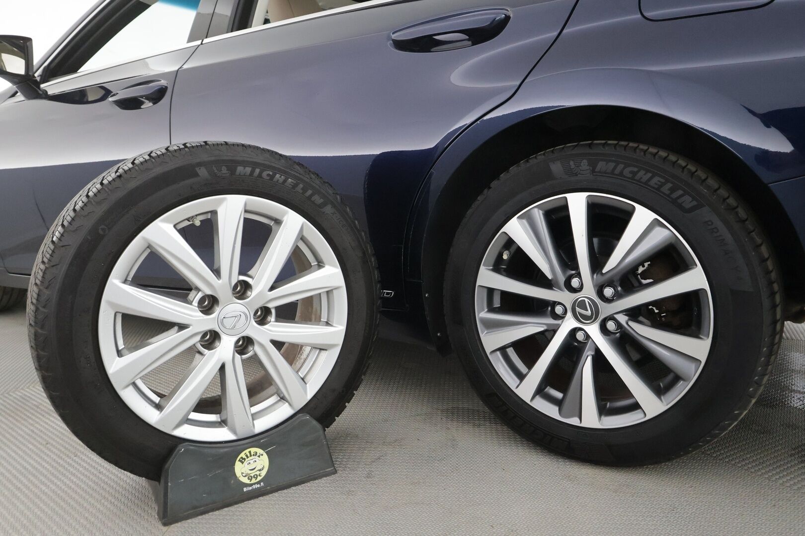Lexus ES 2020 300h Comfort - | ACC | Lohko+Sisä | Lasikattoluukku | P.Kamera | Sähköpenkit | Kaistavahti | Bi-LED | Navi | Keyless | Nahat | Suomi-auto | Kahdet renkaat aluvanteilla | Merkkihuollettu | Juuri huollettu |