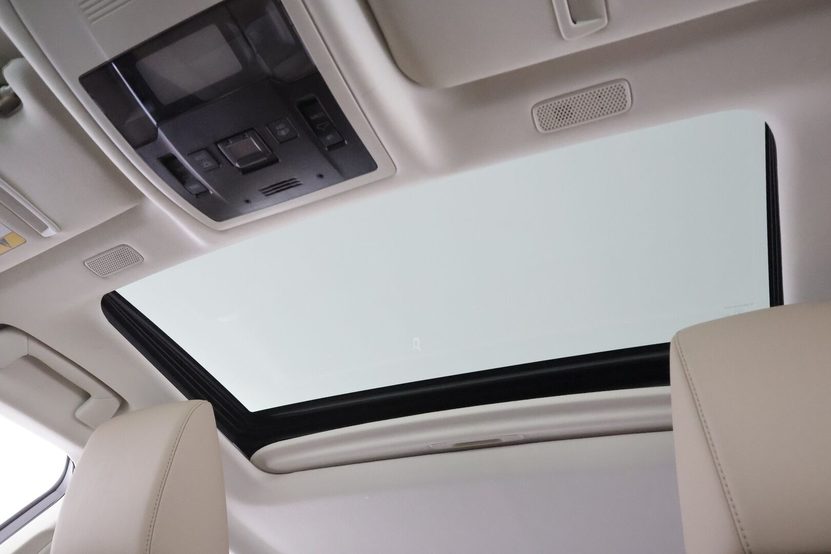 Lexus ES 2020 300h Comfort - | ACC | Lohko+Sisä | Lasikattoluukku | P.Kamera | Sähköpenkit | Kaistavahti | Bi-LED | Navi | Keyless | Nahat | Suomi-auto | Kahdet renkaat aluvanteilla | Merkkihuollettu | Juuri huollettu |