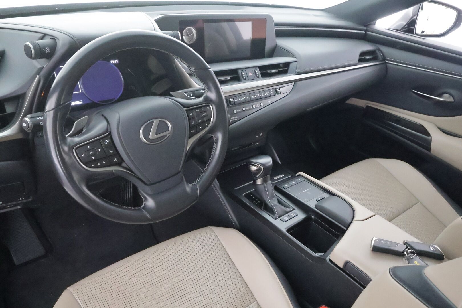 Lexus ES 2020 300h Comfort - | ACC | Lohko+Sisä | Lasikattoluukku | P.Kamera | Sähköpenkit | Kaistavahti | Bi-LED | Navi | Keyless | Nahat | Suomi-auto | Kahdet renkaat aluvanteilla | Merkkihuollettu | Juuri huollettu |