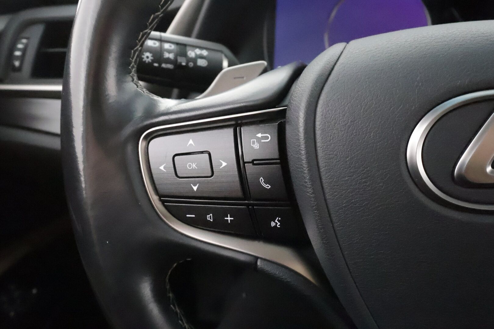Lexus ES 2020 300h Comfort - | ACC | Lohko+Sisä | Lasikattoluukku | P.Kamera | Sähköpenkit | Kaistavahti | Bi-LED | Navi | Keyless | Nahat | Suomi-auto | Kahdet renkaat aluvanteilla | Merkkihuollettu | Juuri huollettu |