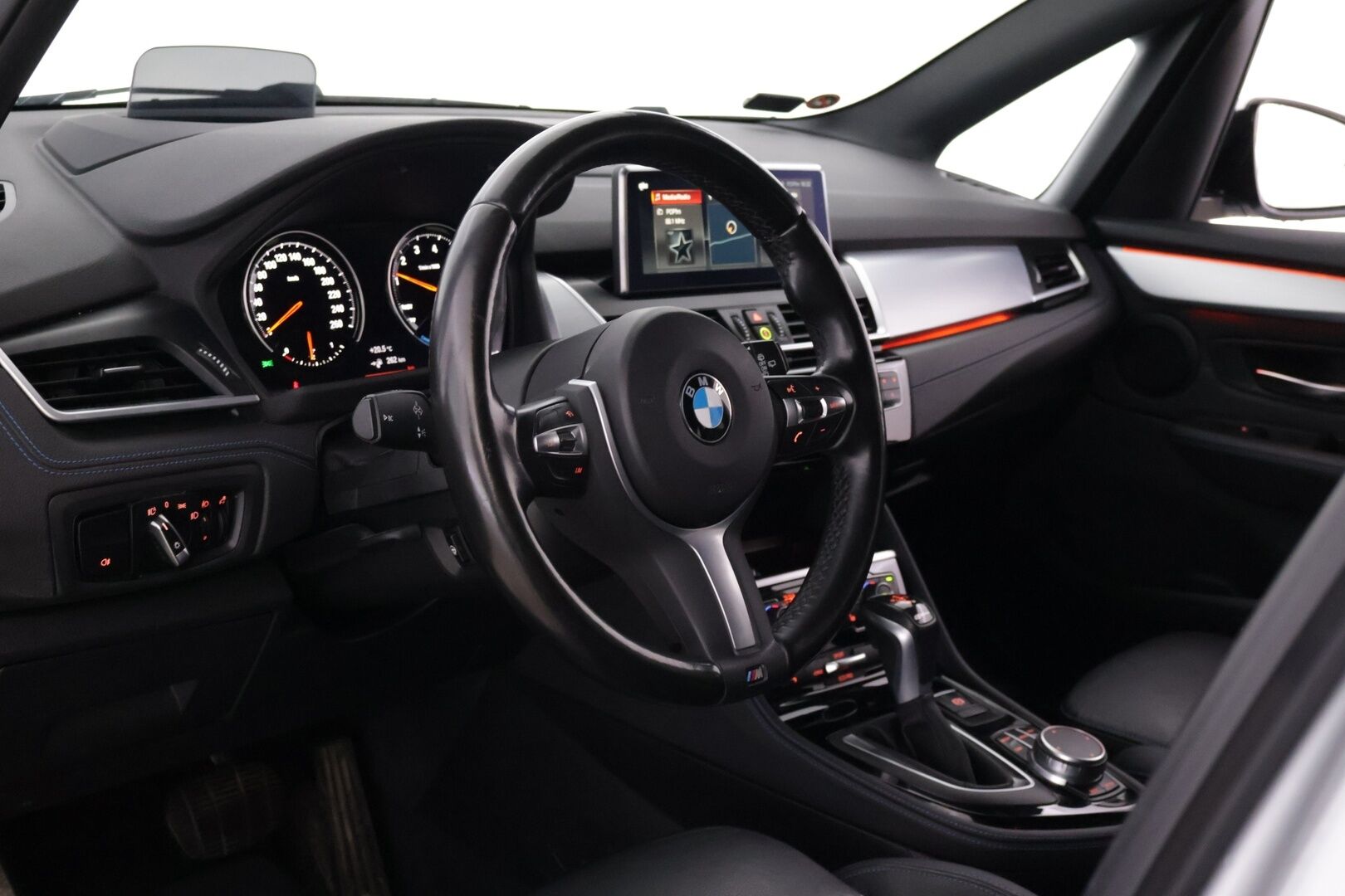 BMW 225 2019 10 kWh, 225xe iPerformance M Sport *HUD / BlowByHeater / HiFi / P-Kamera / LED / Sporttinahat / S-Luukku* - Ratinlämmitin / Prof. Navi / Tutkat*