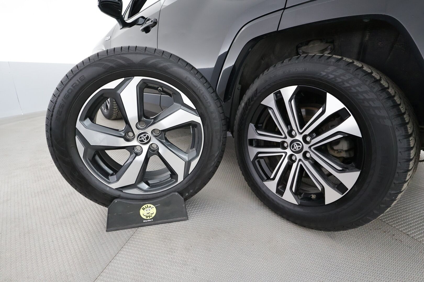 Toyota RAV4 Plug-in 2023 Hybrid 2,5 AWD-i Active Edition * ACC / LED / P.kamera / Kaistavahti / Koukku / Lohkolämmitin / KeylessGO * - 1.om Suomi-auto / 2x Latauskaapelit / Kahdet renkaat / Merkkihuollot / Facelift - HULLU BLACKWEEK KORKOTARJOUS 2,49%