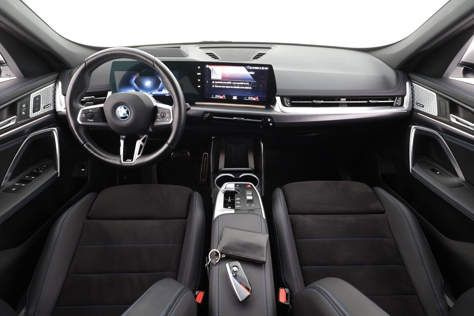 BMW iX1 2023 U11 30 xDrive M Sport Fully Charged * ACC / HUD / 360° / H&K / Koukku / Muistipenkki hieronnalla / ILP / Comfort Access * - 1.Om Suomi-auto / Akku kuntotarkastettu SoH 97,9% / Kahdet renkaat aluvanteilla / Merkkihuollettu / Huippuvarusteet