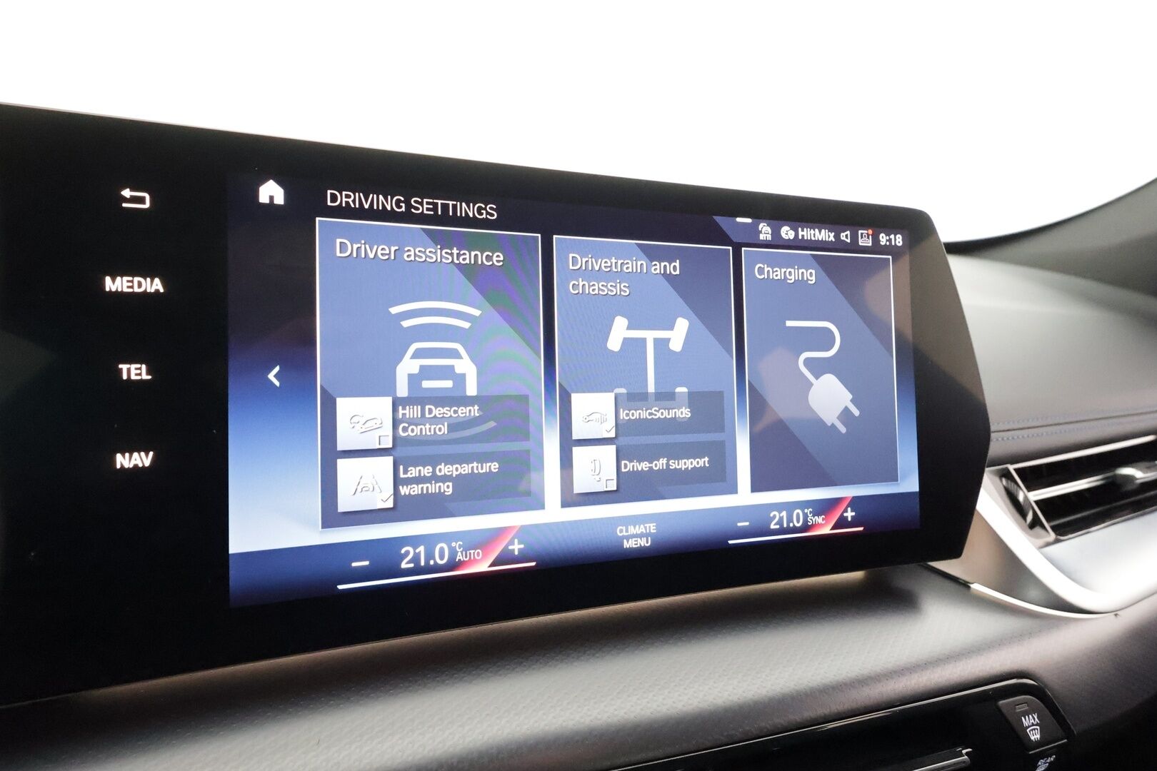 BMW iX1 2023 U11 30 xDrive M Sport Fully Charged * ACC / HUD / 360° / H&K / Koukku / Muistipenkki hieronnalla / ILP / Comfort Access * - 1.Om Suomi-auto / Akku kuntotarkastettu SoH 97,9% / Kahdet renkaat aluvanteilla / Merkkihuollettu / Huippuvarusteet