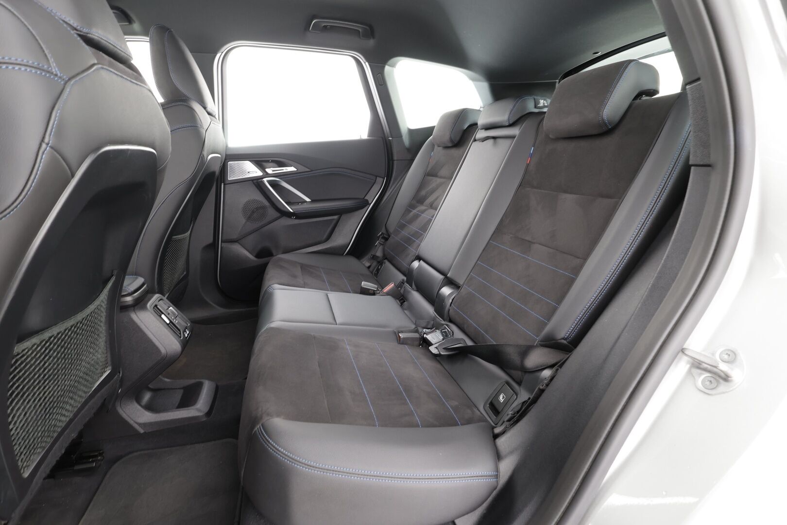 BMW iX1 2023 U11 30 xDrive M Sport Fully Charged * ACC / HUD / 360° / H&K / Koukku / Muistipenkki hieronnalla / ILP / Comfort Access * - 1.Om Suomi-auto / Akku kuntotarkastettu SoH 97,9% / Kahdet renkaat aluvanteilla / Merkkihuollettu / Huippuvarusteet