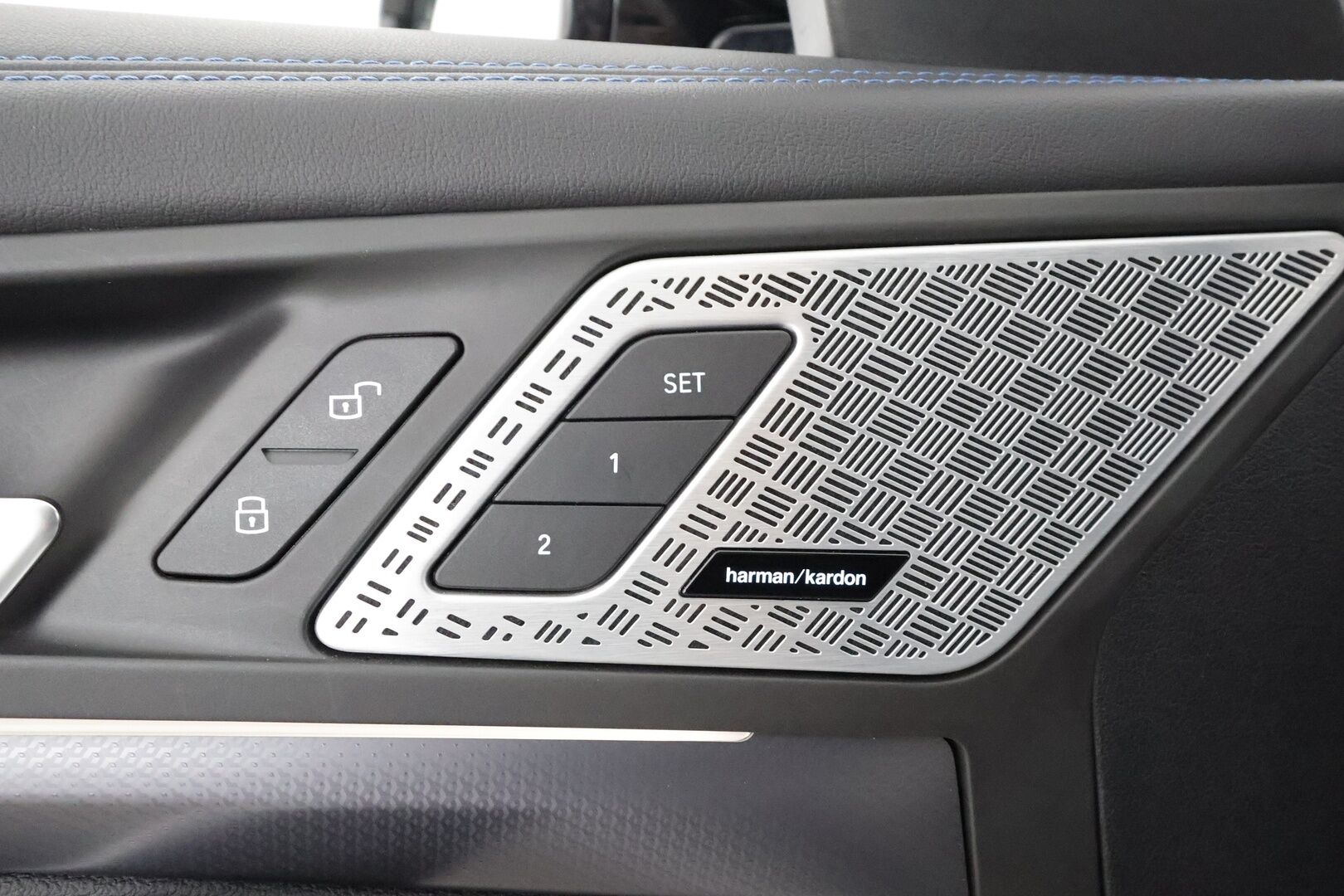 BMW iX1 2023 U11 30 xDrive M Sport Fully Charged * ACC / HUD / 360° / H&K / Koukku / Muistipenkki hieronnalla / ILP / Comfort Access * - 1.Om Suomi-auto / Akku kuntotarkastettu SoH 97,9% / Kahdet renkaat aluvanteilla / Merkkihuollettu / Huippuvarusteet