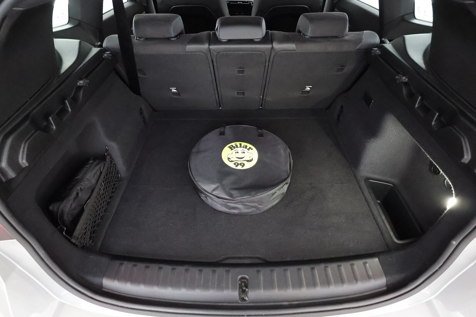 BMW iX1 2023 U11 30 xDrive M Sport Fully Charged * ACC / HUD / 360° / H&K / Koukku / Muistipenkki hieronnalla / ILP / Comfort Access * - 1.Om Suomi-auto / Akku kuntotarkastettu SoH 97,9% / Kahdet renkaat aluvanteilla / Merkkihuollettu / Huippuvarusteet