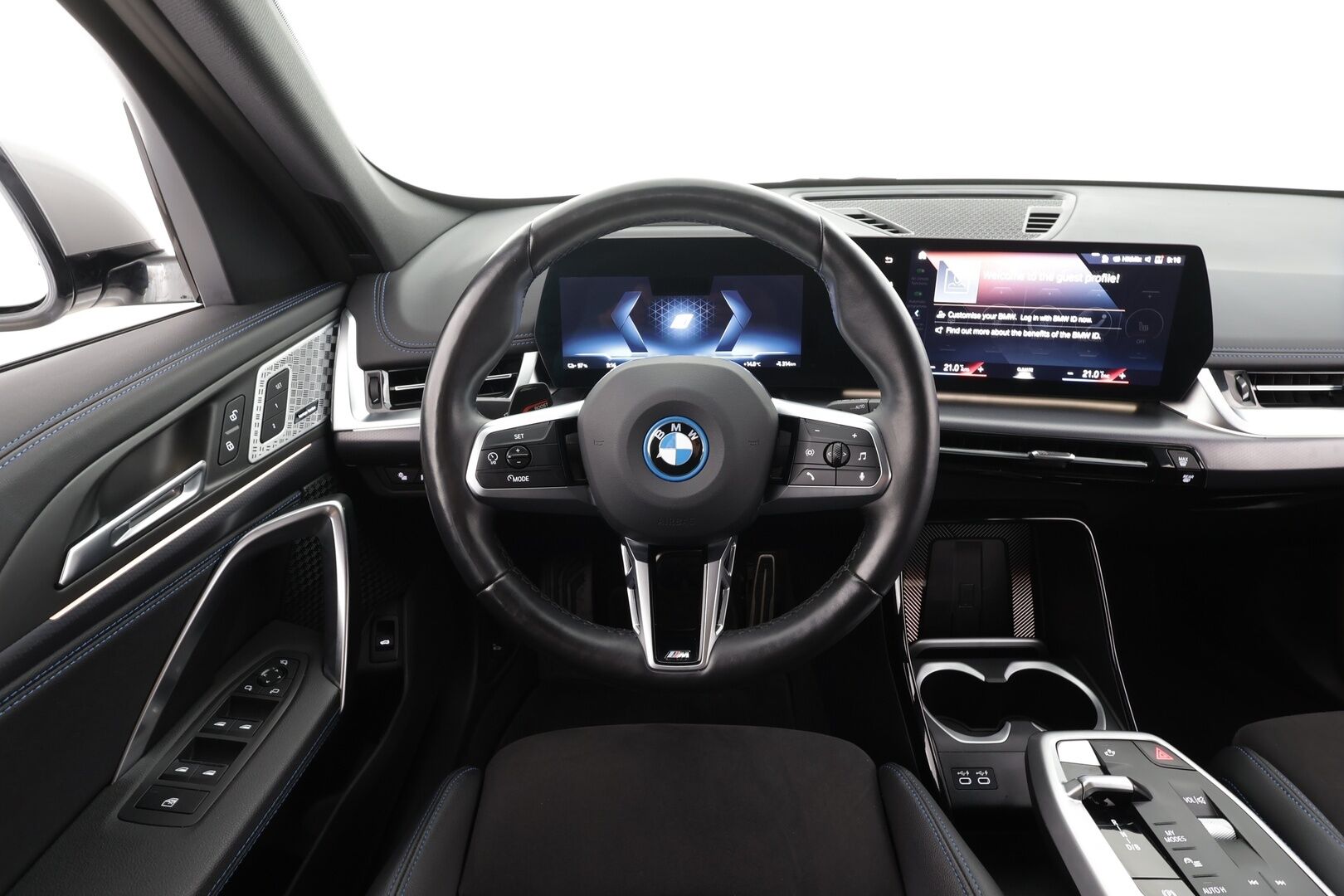 BMW iX1 2023 U11 30 xDrive M Sport Fully Charged * ACC / HUD / 360° / H&K / Koukku / Muistipenkki hieronnalla / ILP / Comfort Access * - 1.Om Suomi-auto / Akku kuntotarkastettu SoH 97,9% / Kahdet renkaat aluvanteilla / Merkkihuollettu / Huippuvarusteet