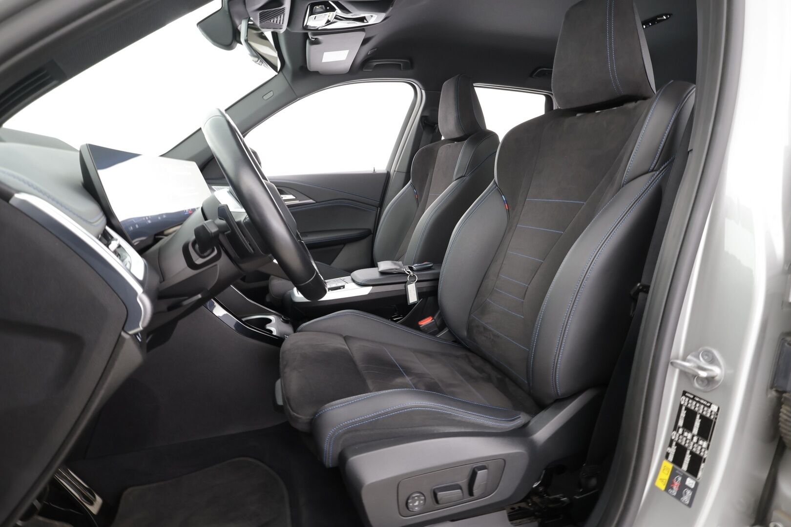 BMW iX1 2023 U11 30 xDrive M Sport Fully Charged * ACC / HUD / 360° / H&K / Koukku / Muistipenkki hieronnalla / ILP / Comfort Access * - 1.Om Suomi-auto / Akku kuntotarkastettu SoH 97,9% / Kahdet renkaat aluvanteilla / Merkkihuollettu / Huippuvarusteet