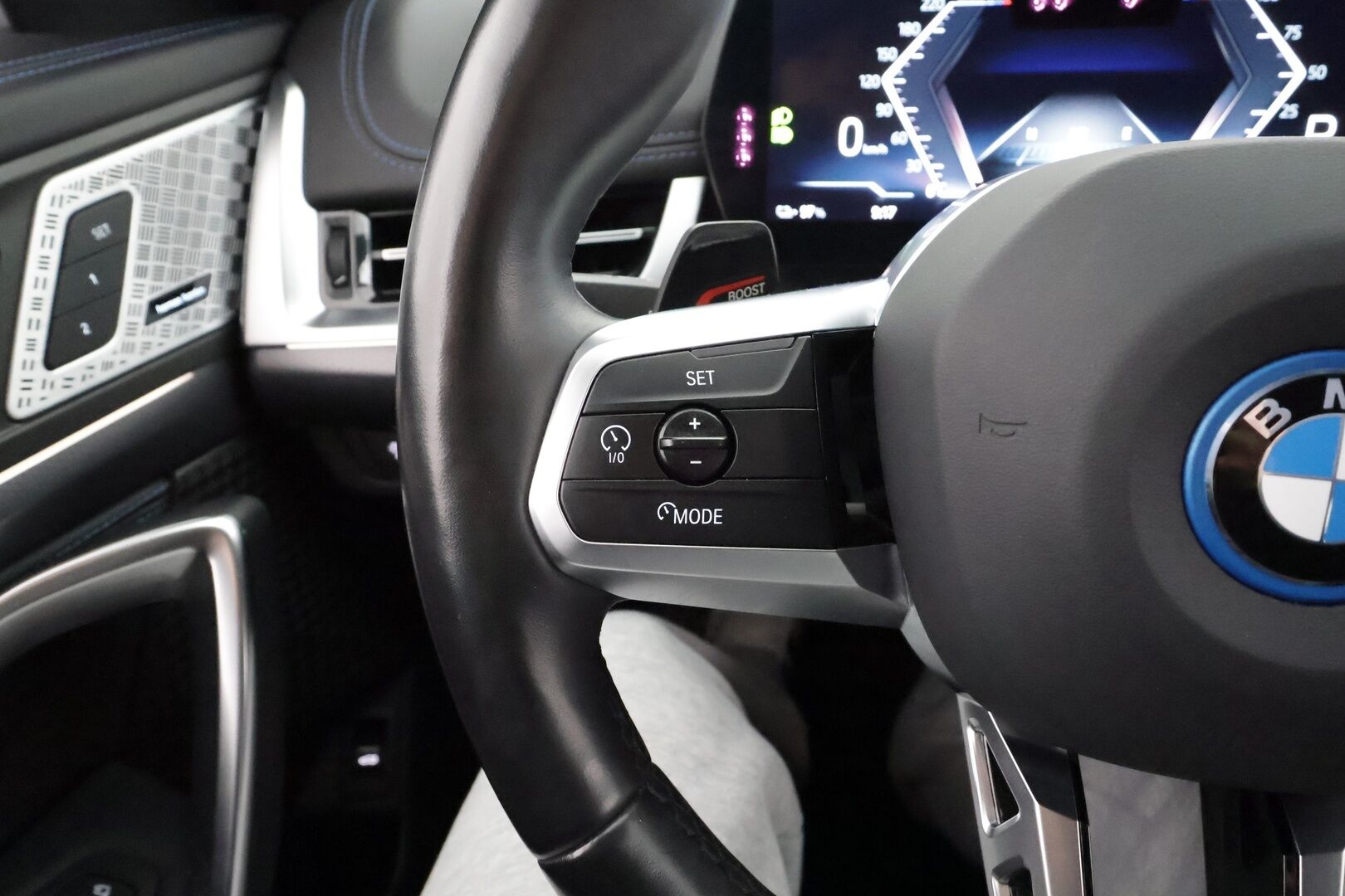 BMW iX1 2023 U11 30 xDrive M Sport Fully Charged * ACC / HUD / 360° / H&K / Koukku / Muistipenkki hieronnalla / ILP / Comfort Access * - 1.Om Suomi-auto / Akku kuntotarkastettu SoH 97,9% / Kahdet renkaat aluvanteilla / Merkkihuollettu / Huippuvarusteet