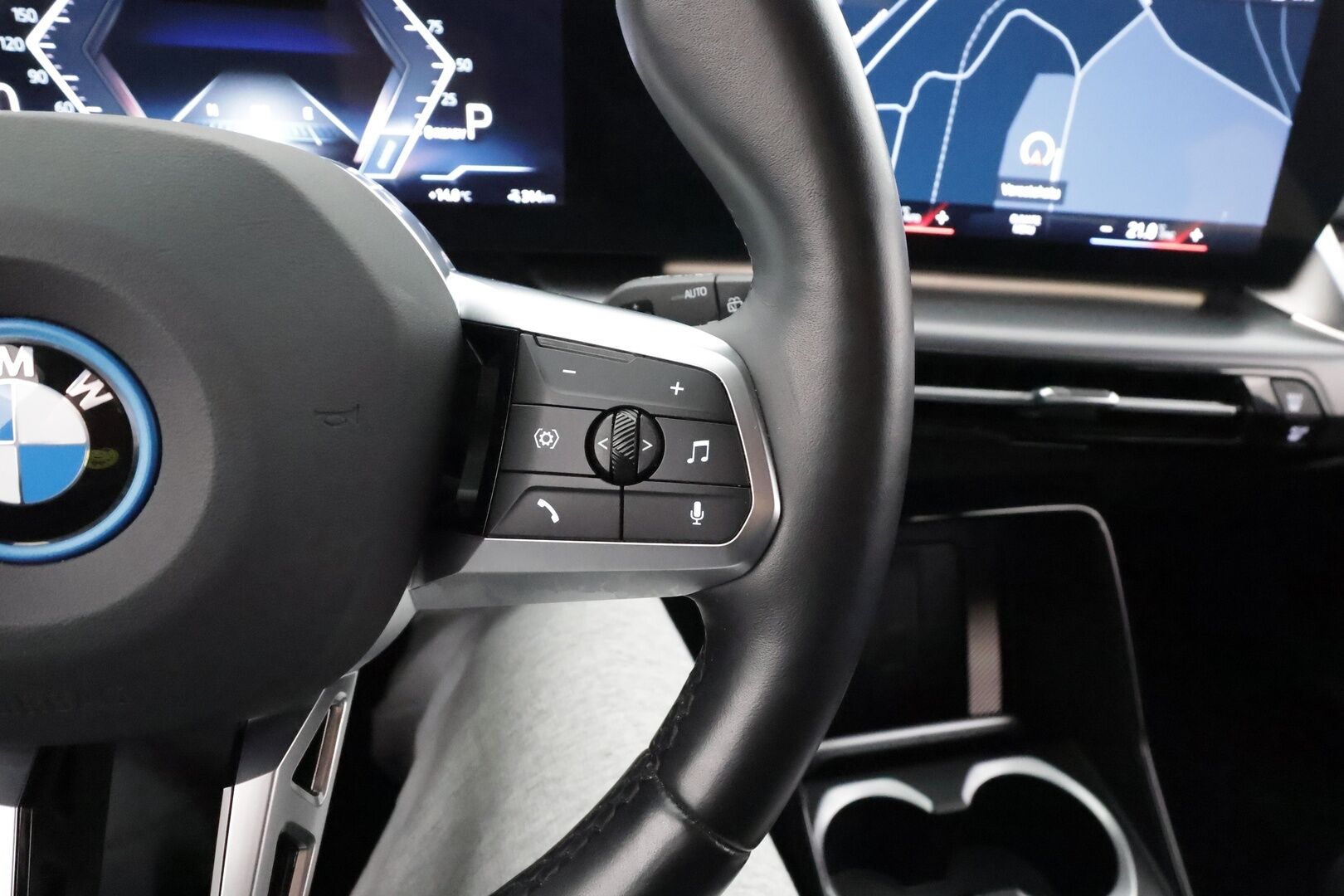 BMW iX1 2023 U11 30 xDrive M Sport Fully Charged * ACC / HUD / 360° / H&K / Koukku / Muistipenkki hieronnalla / ILP / Comfort Access * - 1.Om Suomi-auto / Akku kuntotarkastettu SoH 97,9% / Kahdet renkaat aluvanteilla / Merkkihuollettu / Huippuvarusteet