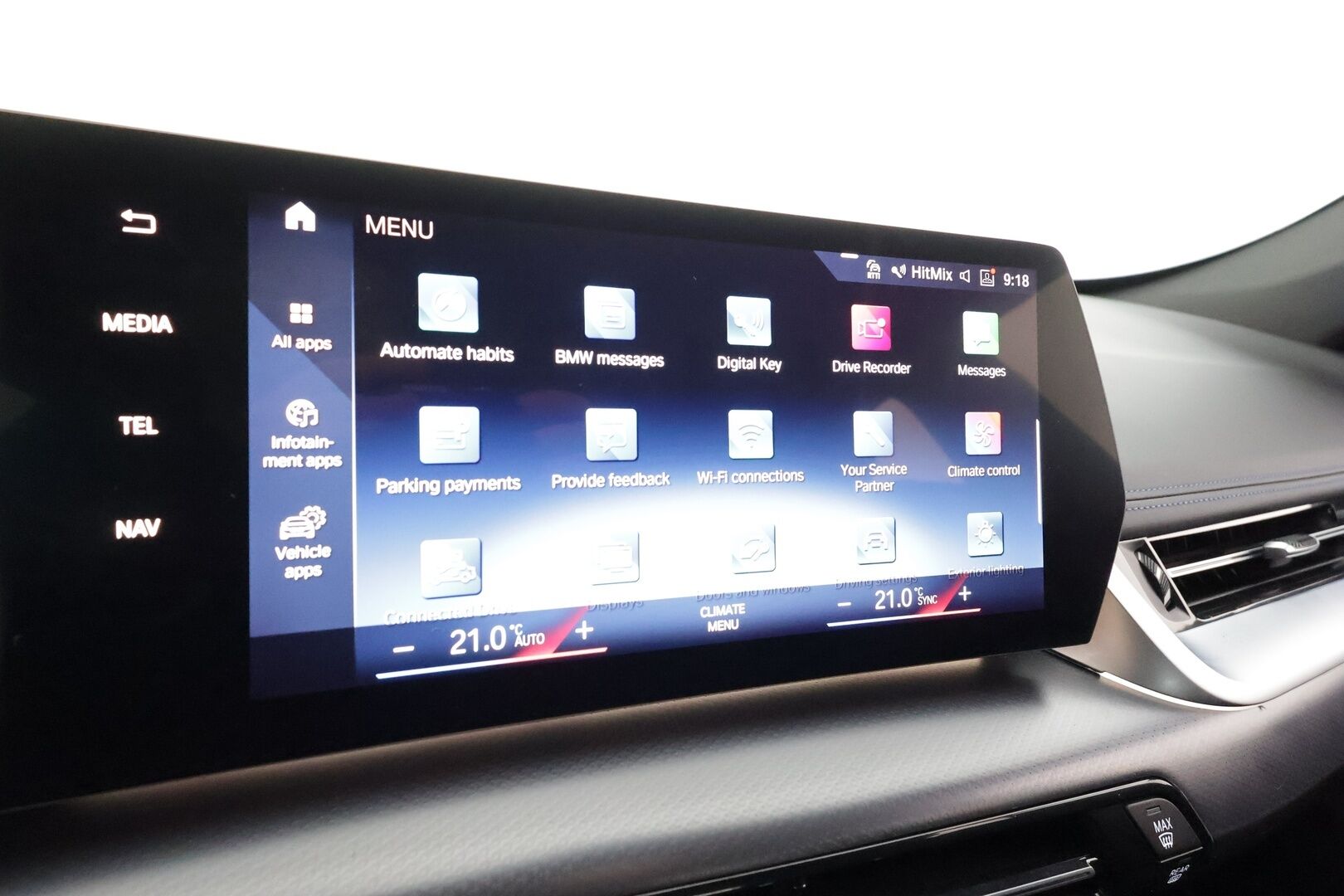 BMW iX1 2023 U11 30 xDrive M Sport Fully Charged * ACC / HUD / 360° / H&K / Koukku / Muistipenkki hieronnalla / ILP / Comfort Access * - 1.Om Suomi-auto / Akku kuntotarkastettu SoH 97,9% / Kahdet renkaat aluvanteilla / Merkkihuollettu / Huippuvarusteet