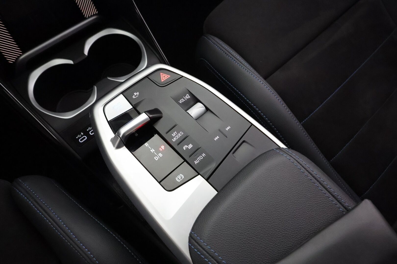 BMW iX1 2023 U11 30 xDrive M Sport Fully Charged * ACC / HUD / 360° / H&K / Koukku / Muistipenkki hieronnalla / ILP / Comfort Access * - 1.Om Suomi-auto / Akku kuntotarkastettu SoH 97,9% / Kahdet renkaat aluvanteilla / Merkkihuollettu / Huippuvarusteet