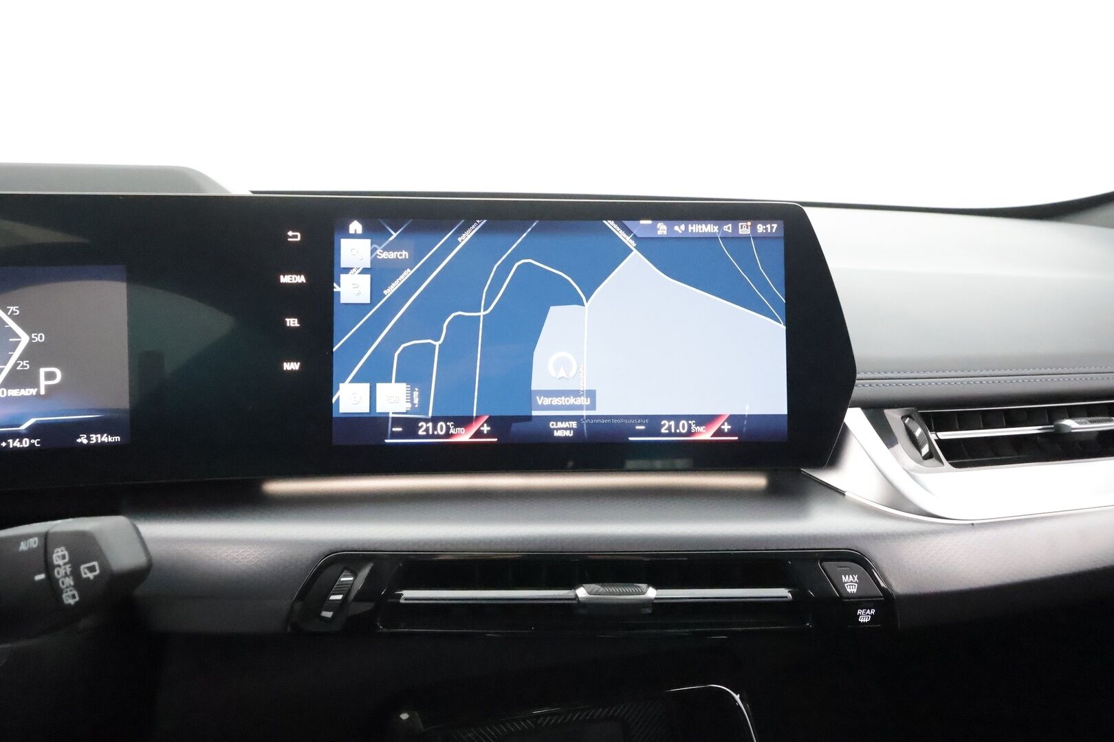 BMW iX1 2023 U11 30 xDrive M Sport Fully Charged * ACC / HUD / 360° / H&K / Koukku / Muistipenkki hieronnalla / ILP / Comfort Access * - 1.Om Suomi-auto / Akku kuntotarkastettu SoH 97,9% / Kahdet renkaat aluvanteilla / Merkkihuollettu / Huippuvarusteet