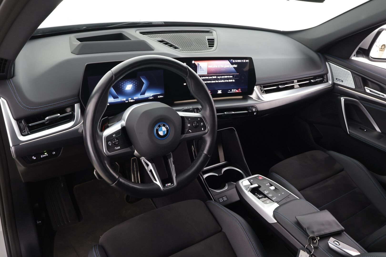 BMW iX1 2023 U11 30 xDrive M Sport Fully Charged * ACC / HUD / 360° / H&K / Koukku / Muistipenkki hieronnalla / ILP / Comfort Access * - 1.Om Suomi-auto / Akku kuntotarkastettu SoH 97,9% / Kahdet renkaat aluvanteilla / Merkkihuollettu / Huippuvarusteet