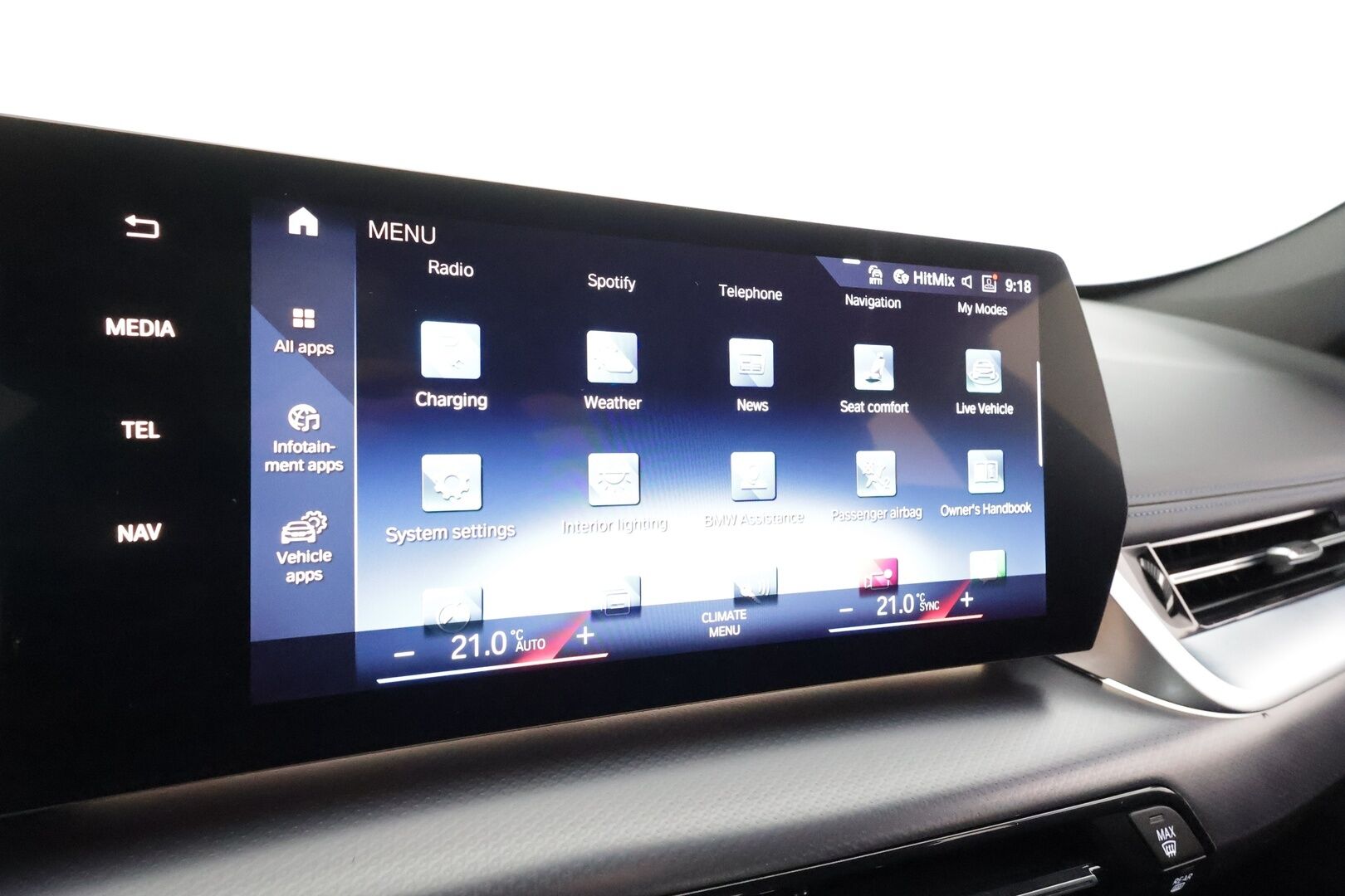 BMW iX1 2023 U11 30 xDrive M Sport Fully Charged * ACC / HUD / 360° / H&K / Koukku / Muistipenkki hieronnalla / ILP / Comfort Access * - 1.Om Suomi-auto / Akku kuntotarkastettu SoH 97,9% / Kahdet renkaat aluvanteilla / Merkkihuollettu / Huippuvarusteet