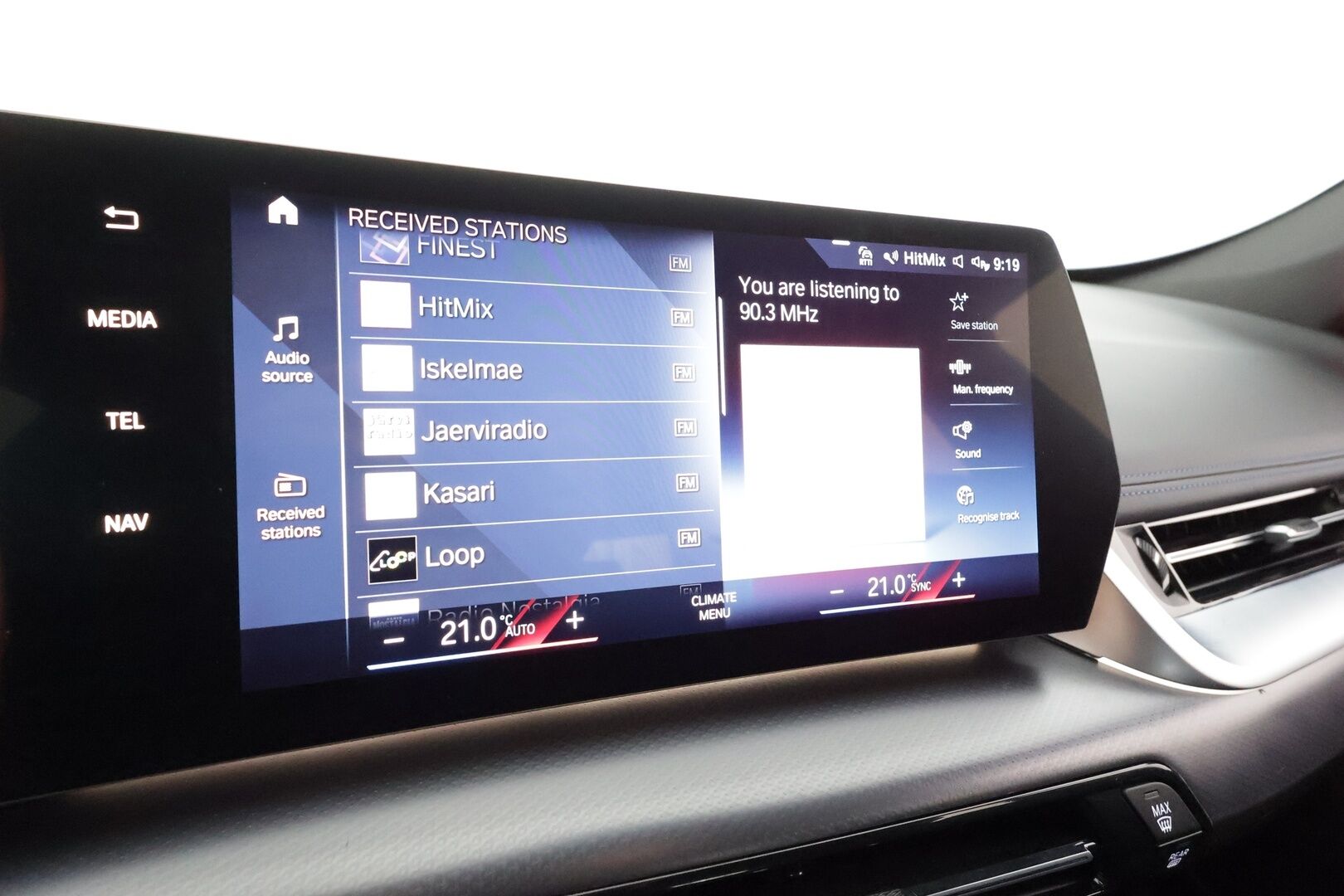 BMW iX1 2023 U11 30 xDrive M Sport Fully Charged * ACC / HUD / 360° / H&K / Koukku / Muistipenkki hieronnalla / ILP / Comfort Access * - 1.Om Suomi-auto / Akku kuntotarkastettu SoH 97,9% / Kahdet renkaat aluvanteilla / Merkkihuollettu / Huippuvarusteet