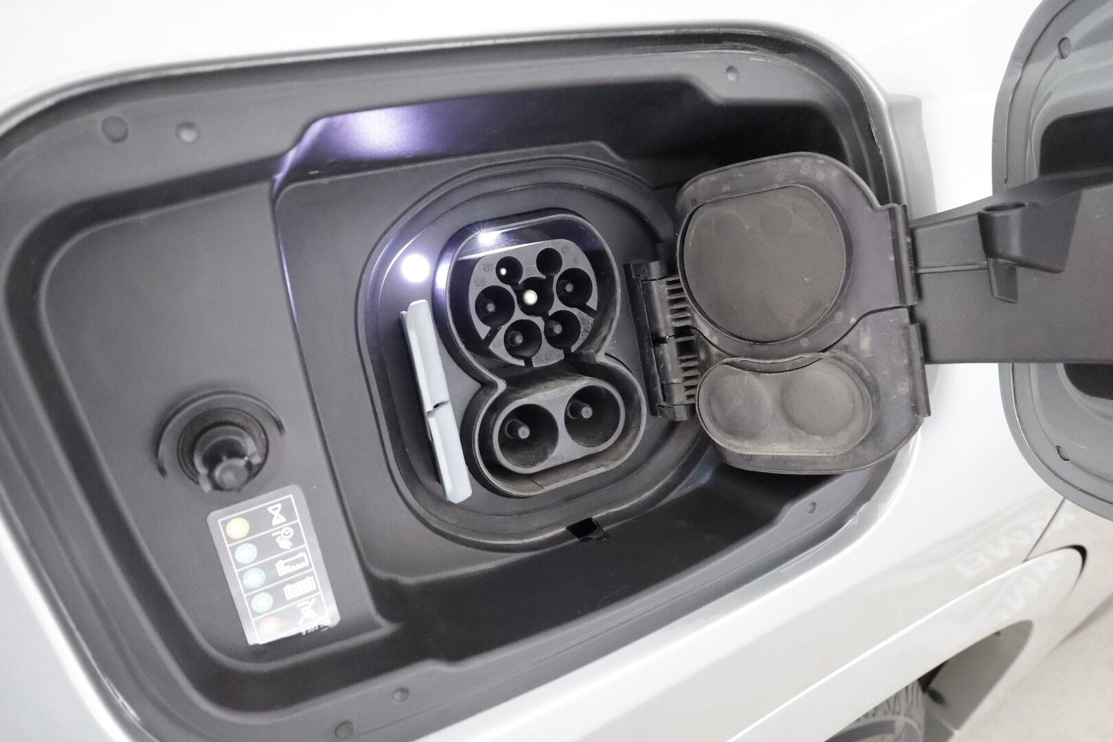 BMW iX1 2023 U11 30 xDrive M Sport Fully Charged * ACC / HUD / 360° / H&K / Koukku / Muistipenkki hieronnalla / ILP / Comfort Access * - 1.Om Suomi-auto / Akku kuntotarkastettu SoH 97,9% / Kahdet renkaat aluvanteilla / Merkkihuollettu / Huippuvarusteet