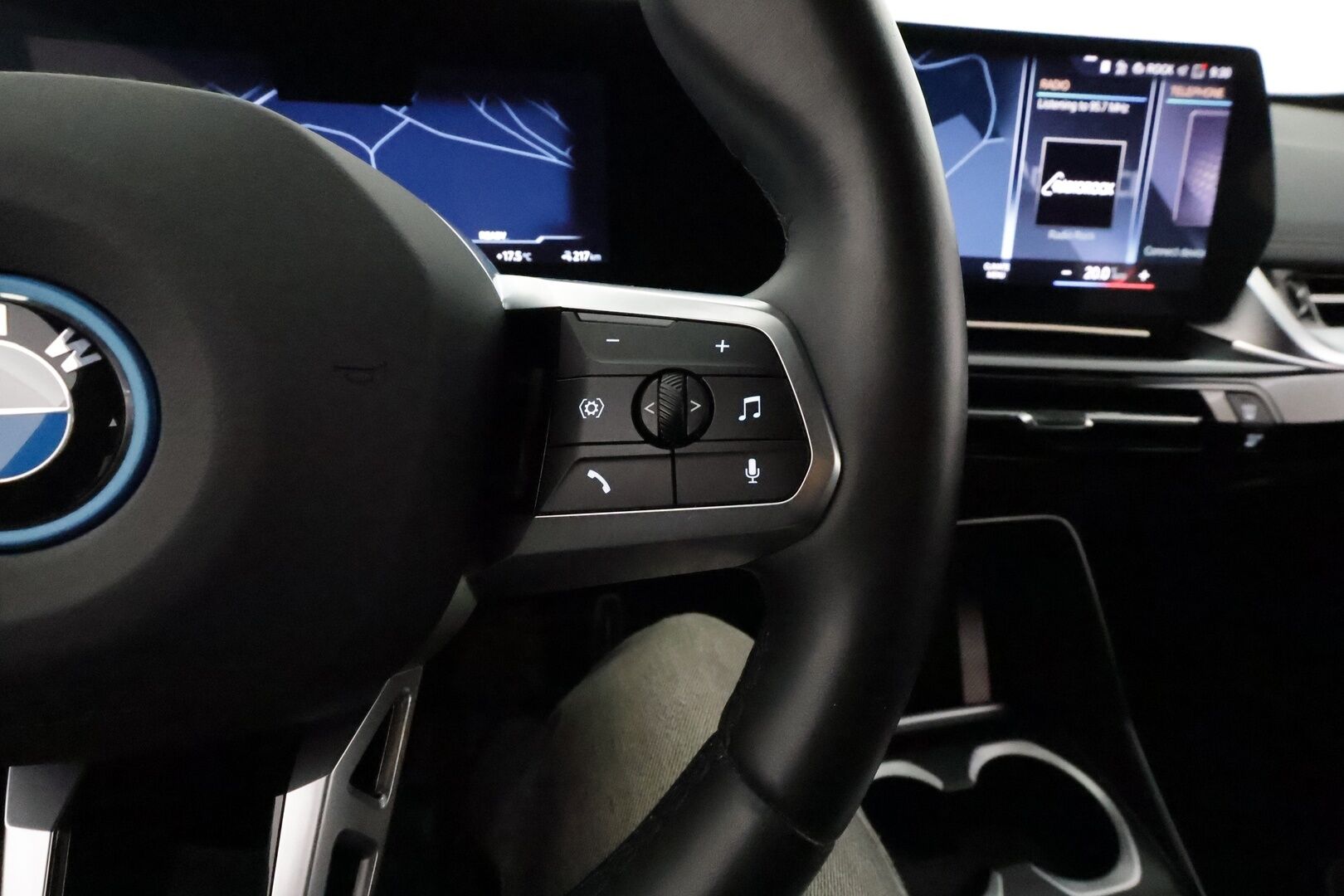 BMW iX1 2023 U11 30 xDrive Fully Charged **ACC / HUD / Muistipenkki / H&K / 360° / Koukku / Adapt.LED / Comfort Access / Hierovat penkit** - 3,99 % KORKOTARJOUS TÄHÄN AUTOON 16.9. ASTI! - Akku kuntotarkastettu! / Sähköpenkit / Sporttinahat / Suomi-auto / Kahdet renkaat aluvanteilla