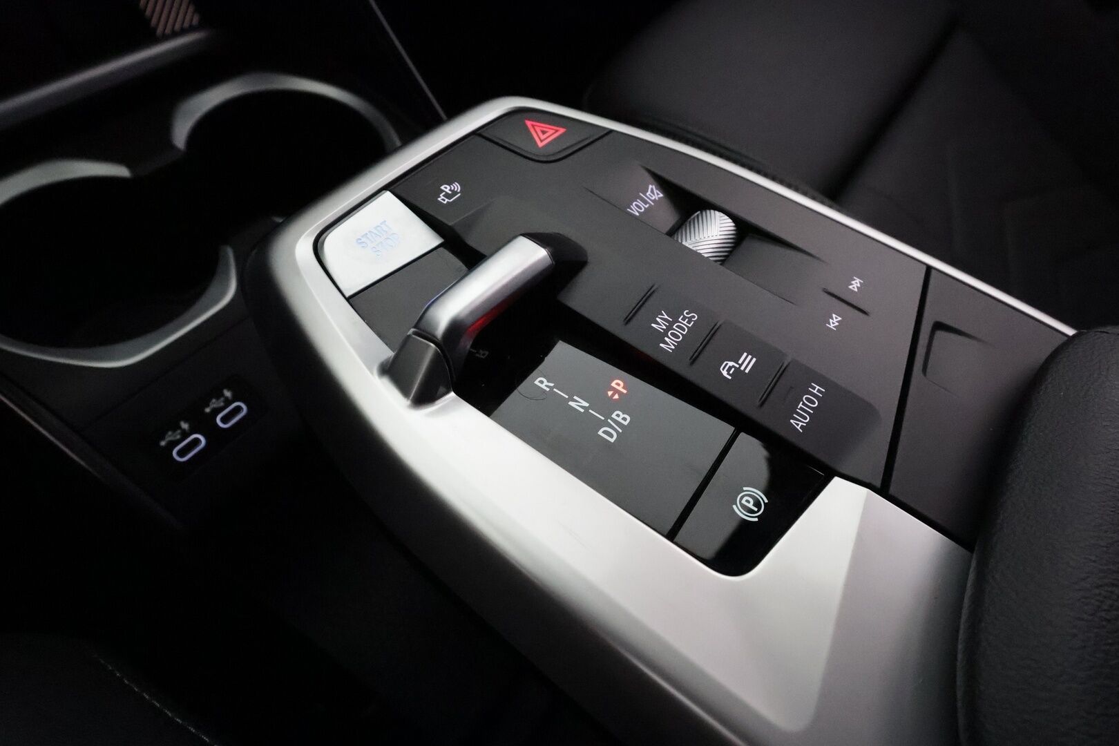 BMW iX1 2023 U11 30 xDrive Fully Charged **ACC / HUD / Muistipenkki / H&K / 360° / Koukku / Adapt.LED / Comfort Access / Hierovat penkit** - 3,99 % KORKOTARJOUS TÄHÄN AUTOON 16.9. ASTI! - Akku kuntotarkastettu! / Sähköpenkit / Sporttinahat / Suomi-auto / Kahdet renkaat aluvanteilla