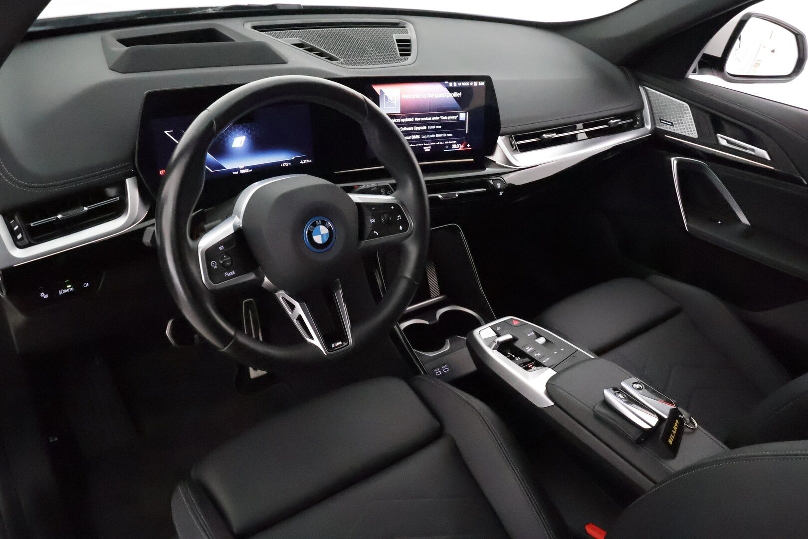 BMW iX1 2023 U11 30 xDrive Fully Charged **ACC / HUD / Muistipenkki / H&K / 360° / Koukku / Adapt.LED / Comfort Access / Hierovat penkit** - 3,99 % KORKOTARJOUS TÄHÄN AUTOON 16.9. ASTI! - Akku kuntotarkastettu! / Sähköpenkit / Sporttinahat / Suomi-auto / Kahdet renkaat aluvanteilla